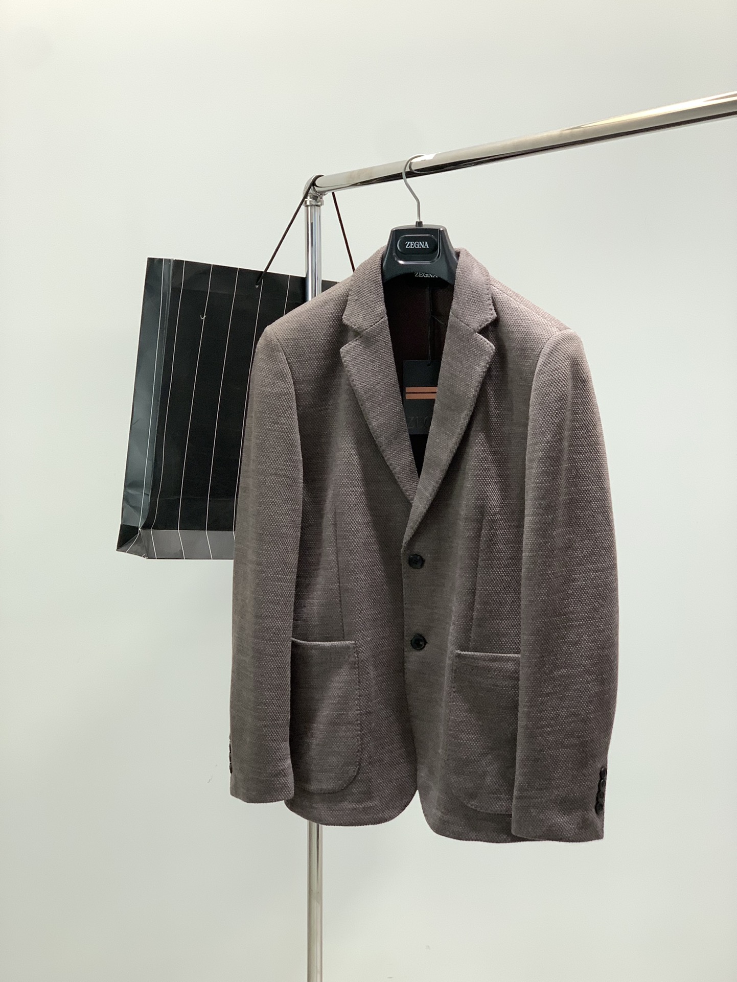 NO:622099,, ZEGNA gray brown wool suit. Fabric composition: 57% wool, 31% cotton, 12% polyester fiber. Fabric: Santoku knitted wool, selected from high-quality Merino wool in the Murray-Darling Basin with abundant aquatic plants in Australia. It uses jacquard circular knitting technology imported from Germany to make the fabric feel smooth, stiff and not stiff, with anti-wrinkle function, and can be worn with zero pressure and no restraint.  Version: no lining design, light to wear, pure natural horn buckle, selected high-quality natural horn raw materials with unique texture that cannot be reproduced. There is a hidden pocket inside, and the exquisite suede zipper rope embellishment adds a sense of luxury and makes it safer to store things. The slit design on both sides of the hem makes it easy to wear and move freely. Professional dry cleaning is recommended for washing and care. Dry cleaning is recommended. ★Not machine washable. ★Can be washed by hand (water temperature below 30℃). Santoku knitted wool  ★Special detergent for wool and cashmere is selected from high-quality Merino wool in Australia's Murray-Darling Basin with abundant water plants, and is imported from Germany. ★How to twist: press to squeeze out the water. The jacquard circular knitting process makes the fabric feel smooth, stiff and not stiff. ★Hang drying: lay flat to dry, do not hang to dry. Anti-wrinkle function, zero pressure and no restraint when wearing. Color: Navy blue, floral coffee, size m-3xl, M L, XLXXLXXXL, length 68  70 72 74 76 Bust 50 52 54 56 58 Shoulder width 45 46 47 48 49 Sleeve length 62 63 64 6667,,business suit,alexander wang19860909,ZEGNA 灰咖色羊毛西装 面料成份 :57羊毛、31棉、12聚酯纤维 面料:三德针织羊毛,甄选自澳大利亚水草丰满的墨累-达令盆地—优质美丽诺羊毛,采用德国进口提花圆机针织工艺让面料手感柔滑、挺而不板、抗皱功能,穿着零压无束缚. 版型:无内里设计,穿着轻便,纯天然牛角扣精选优质天然牛角原材料有着不可复刻的 独特纹理.内里设有暗袋,精致反绒皮拉链绳点缀增添高级感的同时,置物更安全.下摆两侧开叉设计,穿着行动方便无拘束, 洗涤护理方式专业干洗 建议干洗★不可机洗 ★可以手洗(水温30℃以下)三德针织羊毛 ★羊毛羊绒专用洗涤剂甄选自澳大利亚水草丰满的墨累-达令盆地-优质美丽诺羊毛,采用德国进 ★如何拧于:按压挤出水分.口提花圆机针织工艺让面料手感柔滑、挺而不板、 ★挂晒:平铺晾干,不要悬挂晾抗皱功能,穿着零压无束缚. 颜色:藏青色 花咖 尺码 m-3xl M L XLXXLXXXL 衣长68 70 72 74 76 胸围50 52 54 56 58 肩宽45  46 47 48 49 袖长62 63 64 6667,,business suit,alexander wang,Men's clothing