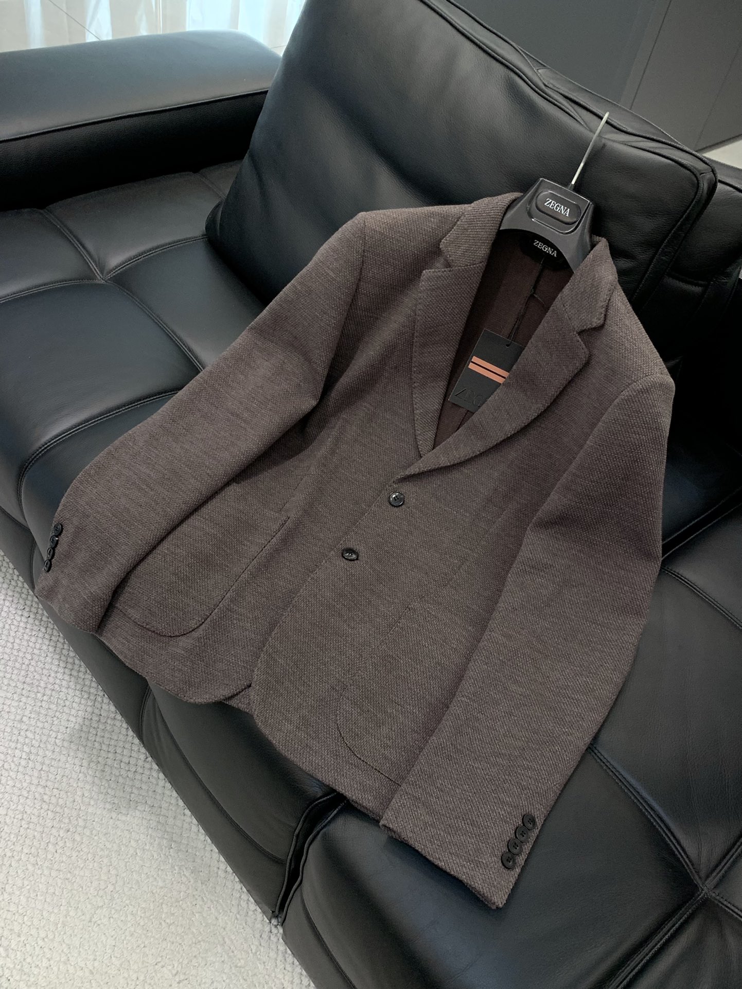 ，ZEGNA 灰咖色羊毛西装面料成份 :57羊毛、31棉、12聚酯纤维面料:三德针织羊毛，甄选自澳大利亚
