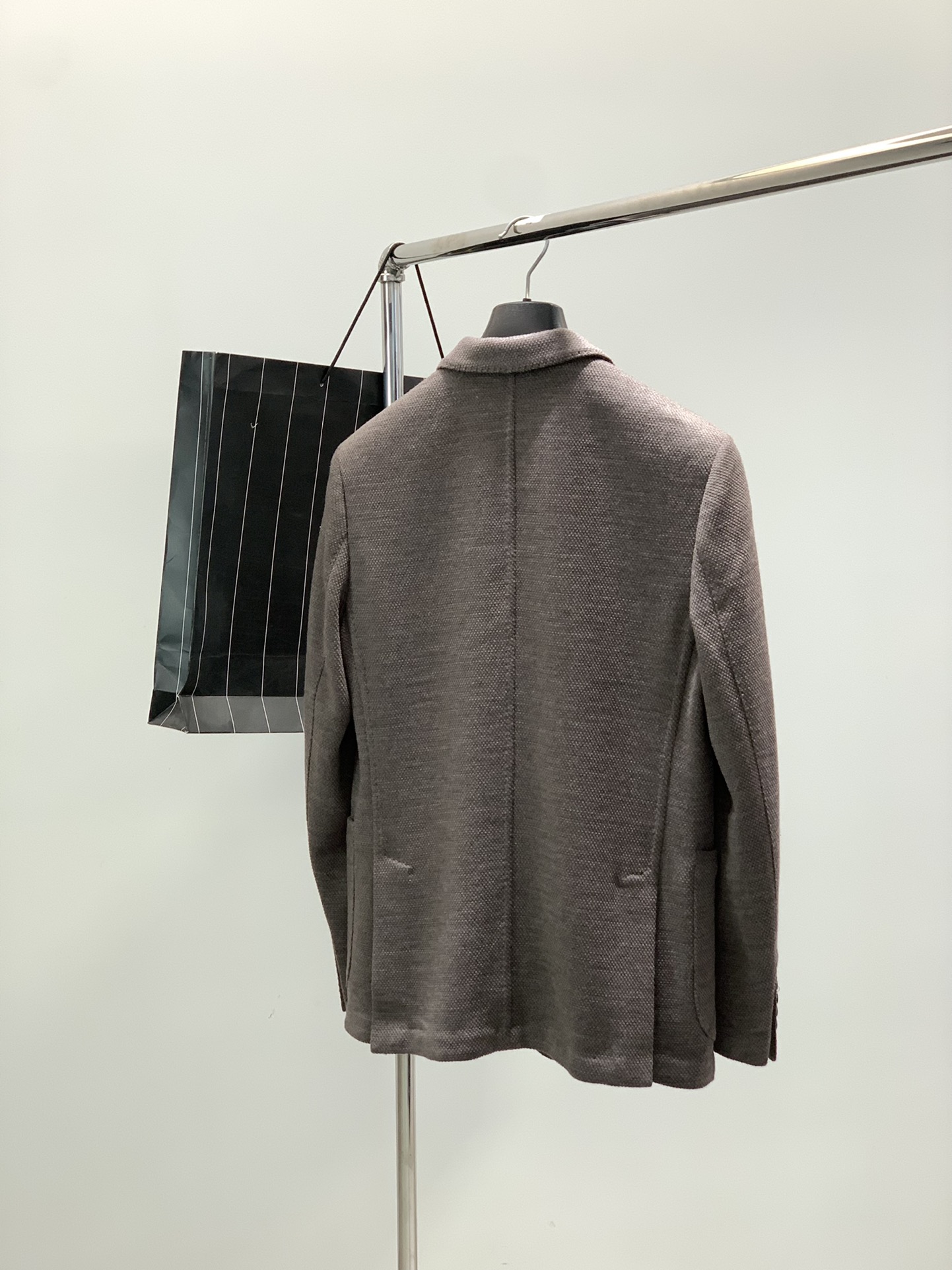 ，ZEGNA 灰咖色羊毛西装面料成份 :57羊毛、31棉、12聚酯纤维面料:三德针织羊毛，甄选自澳大利亚