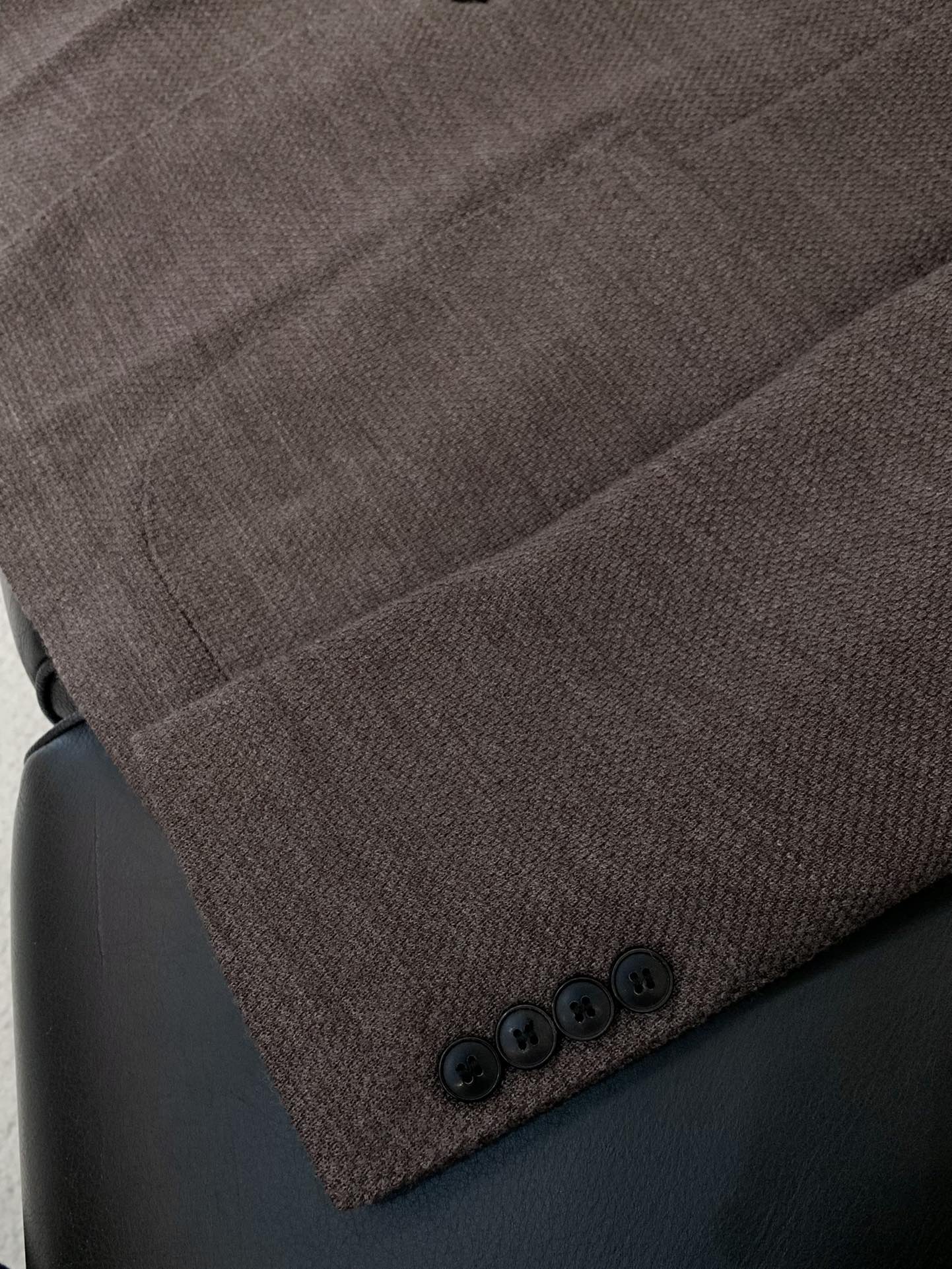 ，ZEGNA 灰咖色羊毛西装面料成份 :57羊毛、31棉、12聚酯纤维面料:三德针织羊毛，甄选自澳大利亚