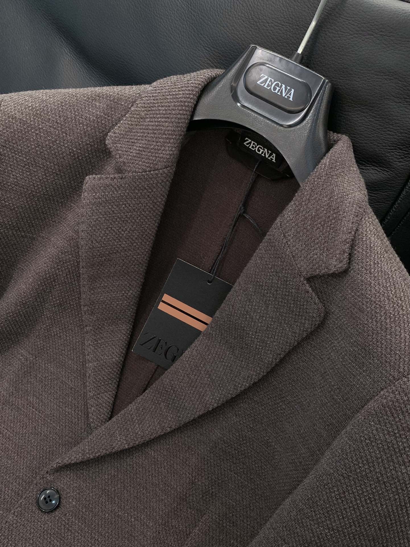 ，ZEGNA 灰咖色羊毛西装面料成份 :57羊毛、31棉、12聚酯纤维面料:三德针织羊毛，甄选自澳大利亚