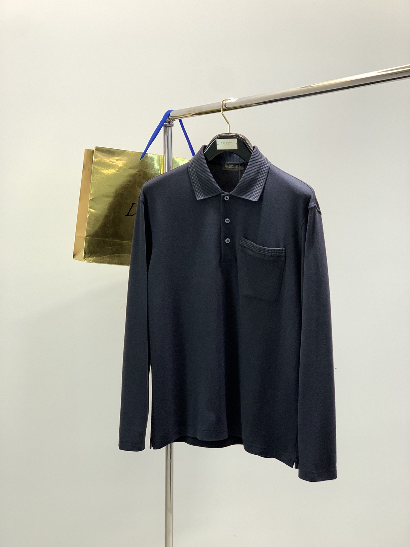 NO:622105,, LP's new black long-sleeved fabric composition: 40 cotton, 30 modal, 20 acrylic, 10 wool, new fine and easy-care wool men's lapel short-sleeved polo. The fabric is made of wool blended pique fabric, which is skin-friendly and has good resilience. It is woven on both sides. The cloth surface is tight, washable and not easily deformed. Single-sided pique mesh structure, breathable and sweat-wicking, the polo collar is upright and stylish, with contrasting color details. It is paired with a custom patch pocket of the same fabric on the chest to increase the overall sense of leisure and inclusiveness.  Size M-3XL Size Bust Hem Shoulder Width M 6553 5147 L 67 55 5348 XL 6957 5549 XXL 7159 5750 XXXL 7361 5951,,loro piana,T-shirt,alexander wang19860909,LP新款黑色长袖 面料成份:40棉30莫代尔20腈纶10羊毛 新款细腻易打理羊毛男士翻领短袖polo. 面料选用羊毛混纺珠地面料,亲肤回弹性好两面织,布面紧实,耐洗不易变形单面珠地网眼结构, 透气排汗,polo领立挺有型,撞色细节, 搭配胸口同面料定制贴袋,增加整体休闲感与包容性, 尺码M-3XL 尺码衣长胸围摆围肩宽 M 6553 5147 L 67 55 5348 XL 6957 5549 XXL 7159 5750 XXXL 7361 5951,,loro piana,T-shirt,alexander wang,Men's clothing