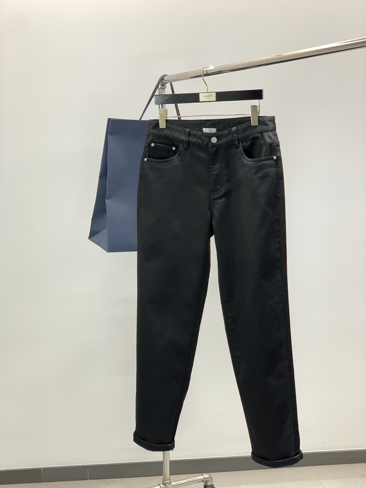 ，迪奥 高级时装感，牛仔面料 , 黑色洗水牛仔裤面料很特殊，超细精仿棉纱混纺，超柔舒适感。具备牛仔随性感