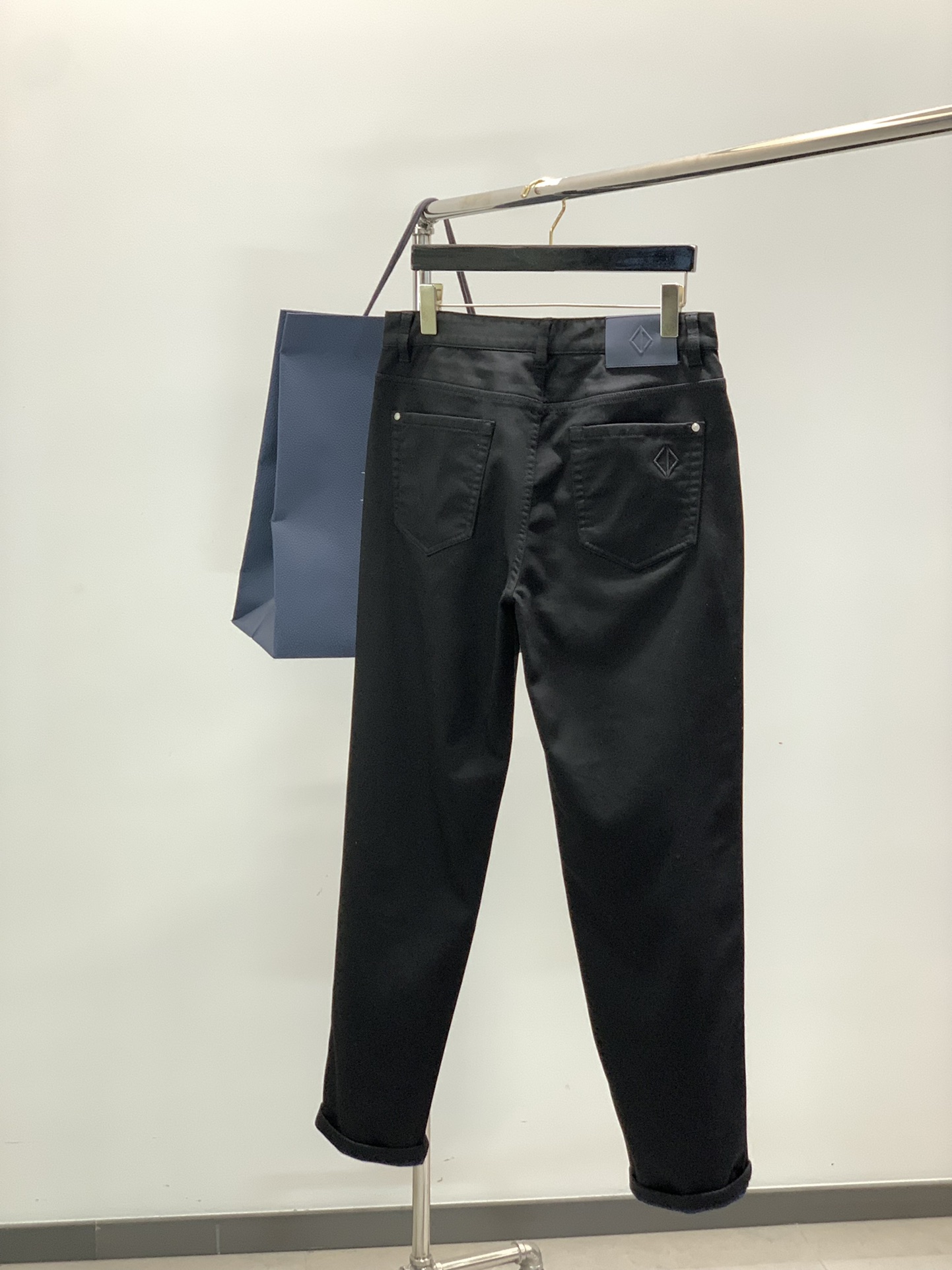 ，迪奥 高级时装感，牛仔面料 , 黑色洗水牛仔裤面料很特殊，超细精仿棉纱混纺，超柔舒适感。具备牛仔随性感