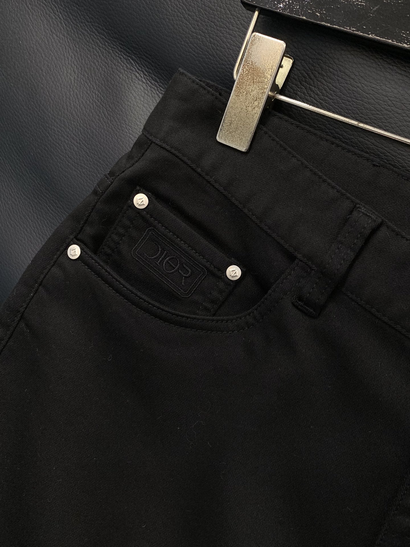 ，迪奥 高级时装感，牛仔面料 , 黑色洗水牛仔裤面料很特殊，超细精仿棉纱混纺，超柔舒适感。具备牛仔随性感