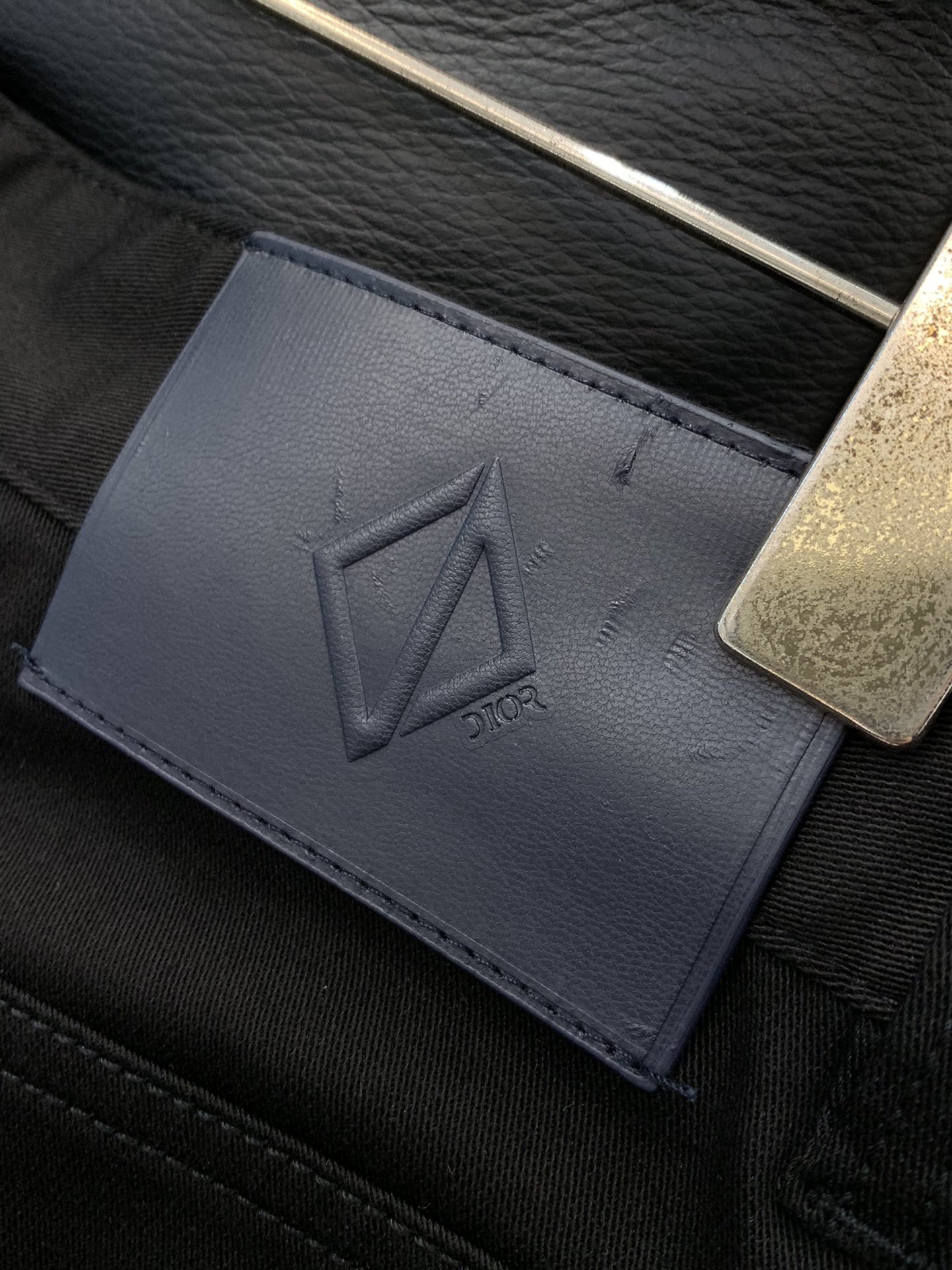 ，迪奥 高级时装感，牛仔面料 , 黑色洗水牛仔裤面料很特殊，超细精仿棉纱混纺，超柔舒适感。具备牛仔随性感