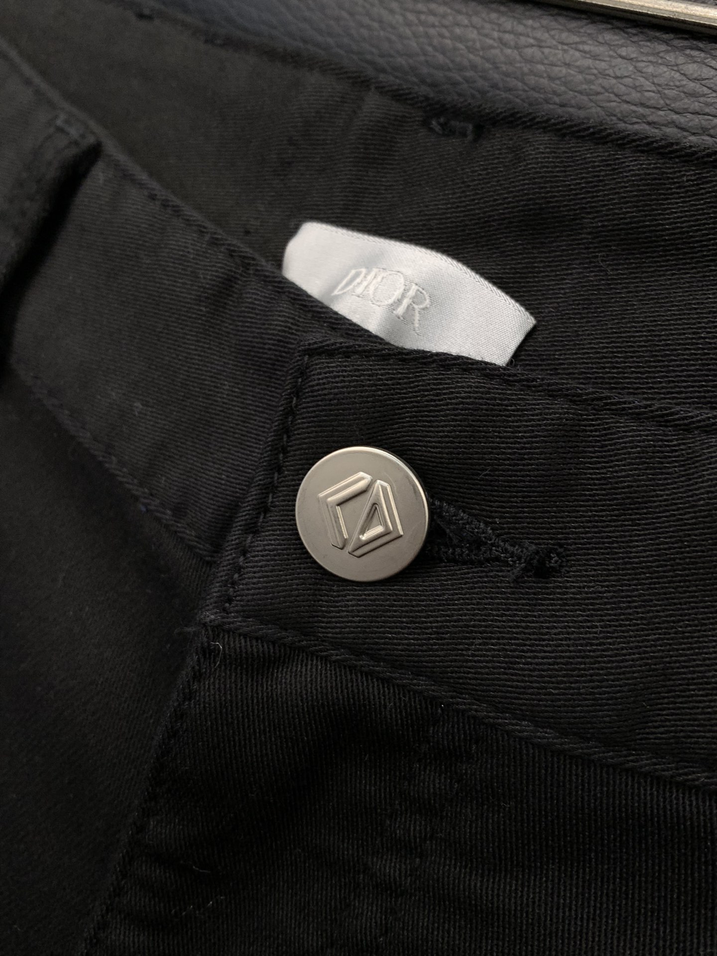 ，迪奥 高级时装感，牛仔面料 , 黑色洗水牛仔裤面料很特殊，超细精仿棉纱混纺，超柔舒适感。具备牛仔随性感