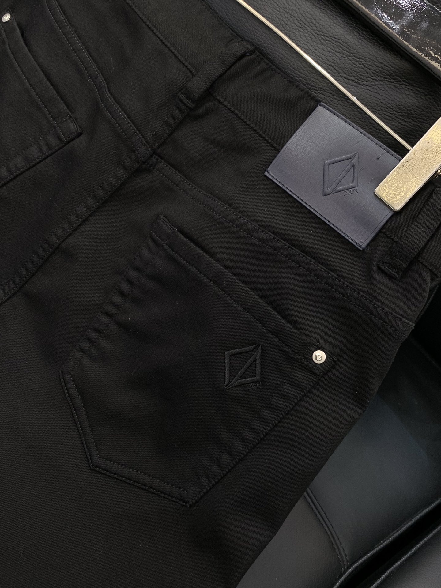 ，迪奥 高级时装感，牛仔面料 , 黑色洗水牛仔裤面料很特殊，超细精仿棉纱混纺，超柔舒适感。具备牛仔随性感