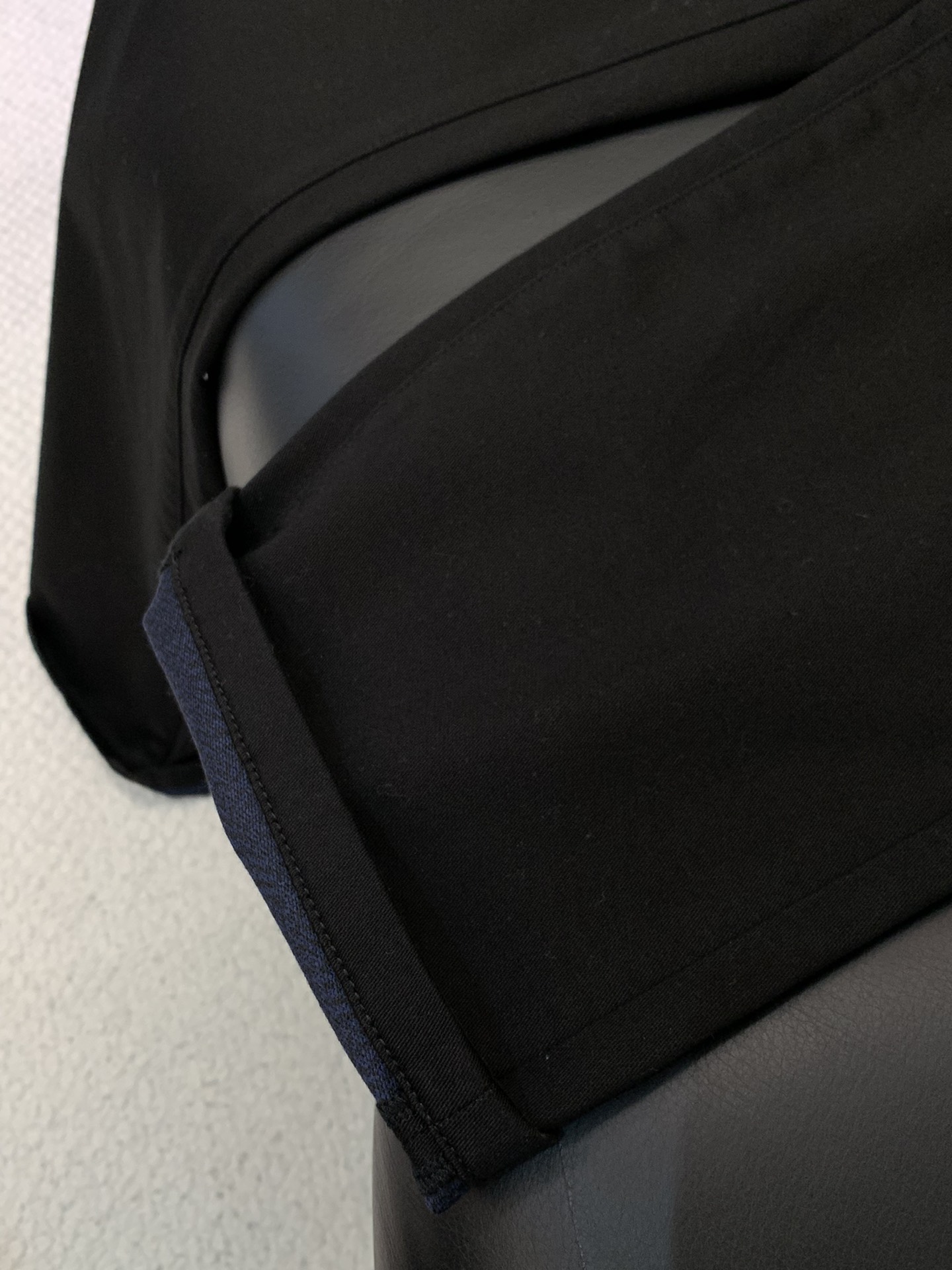 ，迪奥 高级时装感，牛仔面料 , 黑色洗水牛仔裤面料很特殊，超细精仿棉纱混纺，超柔舒适感。具备牛仔随性感