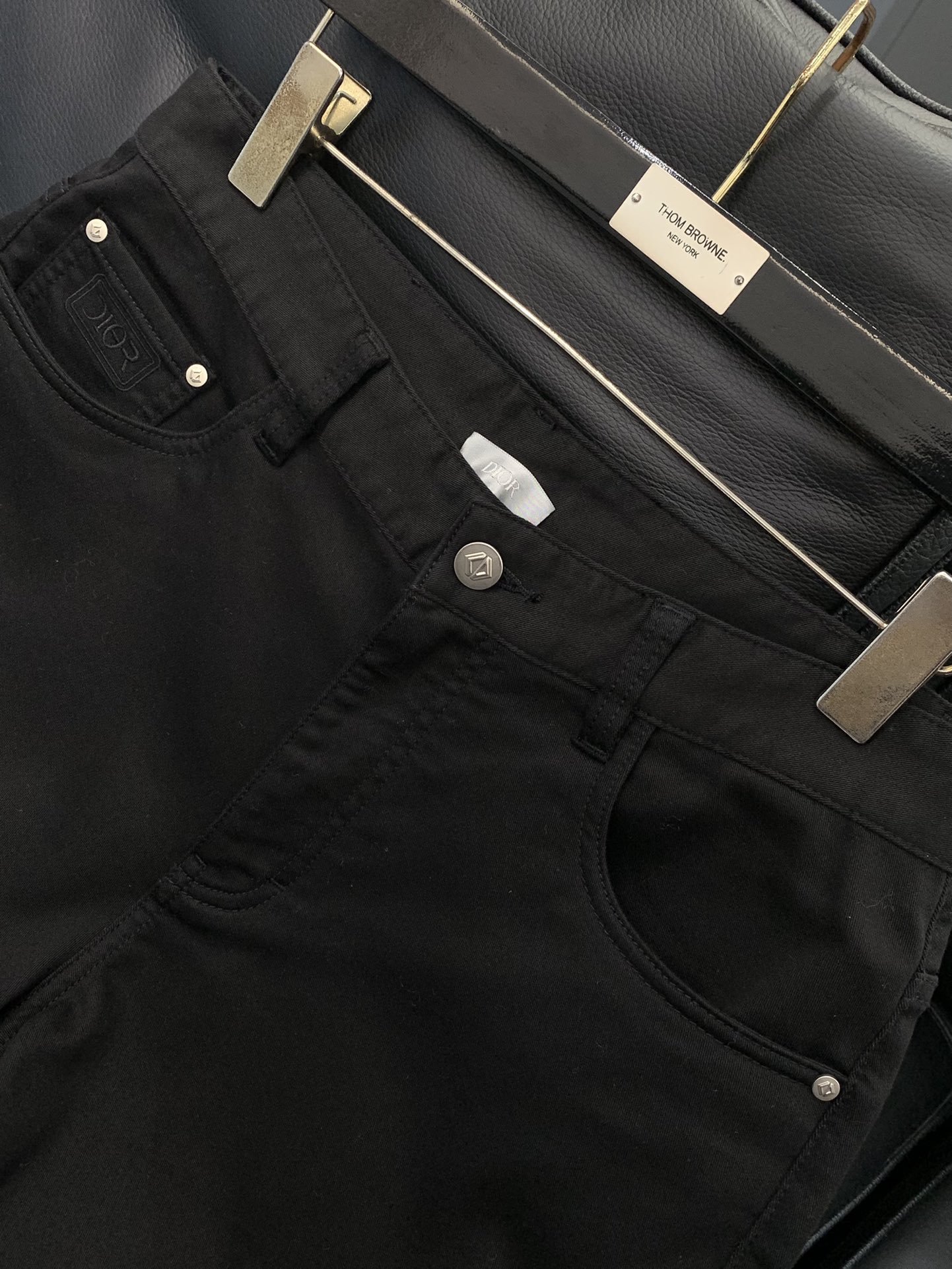 ，迪奥 高级时装感，牛仔面料 , 黑色洗水牛仔裤面料很特殊，超细精仿棉纱混纺，超柔舒适感。具备牛仔随性感