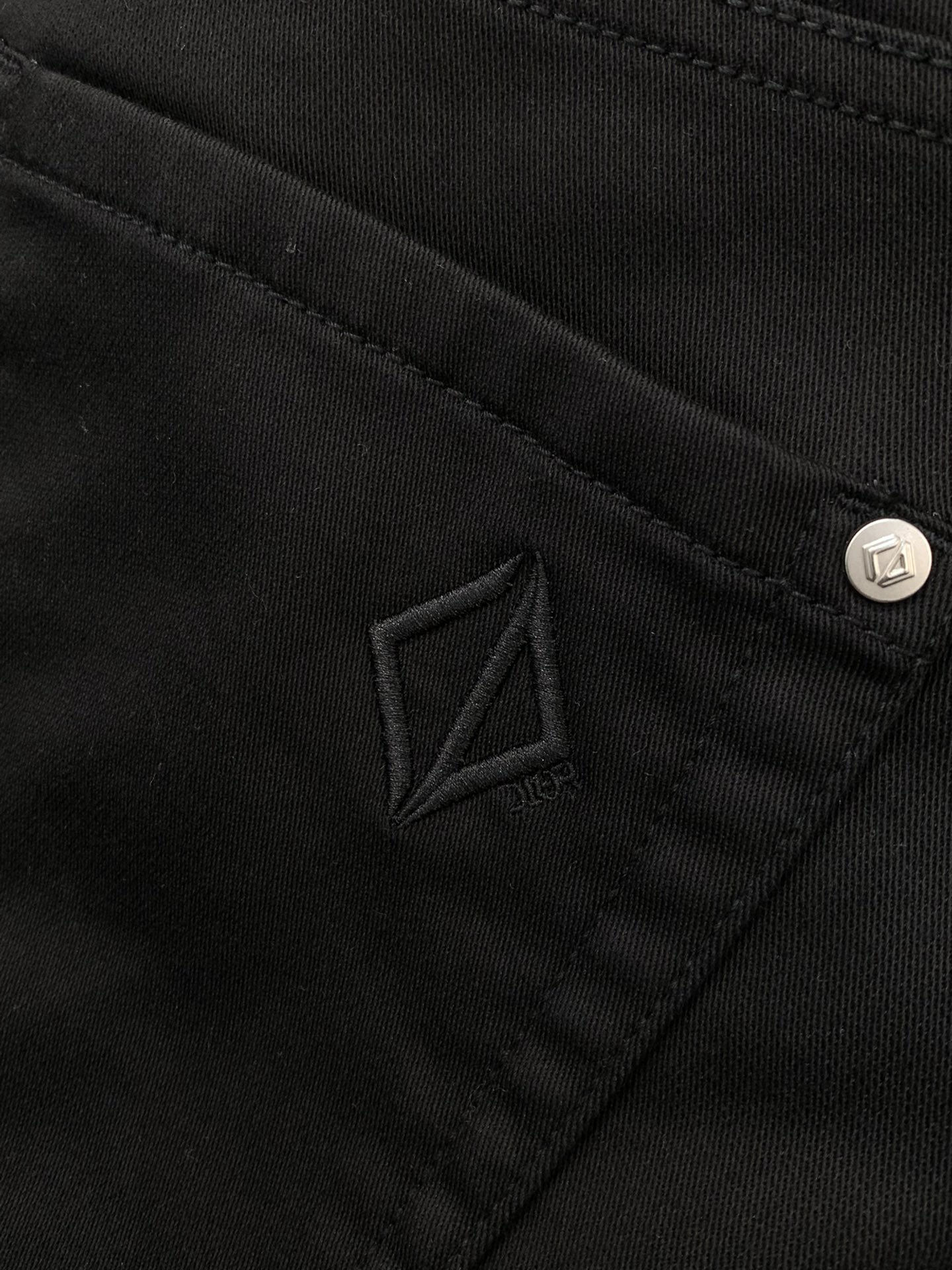 ，迪奥 高级时装感，牛仔面料 , 黑色洗水牛仔裤面料很特殊，超细精仿棉纱混纺，超柔舒适感。具备牛仔随性感