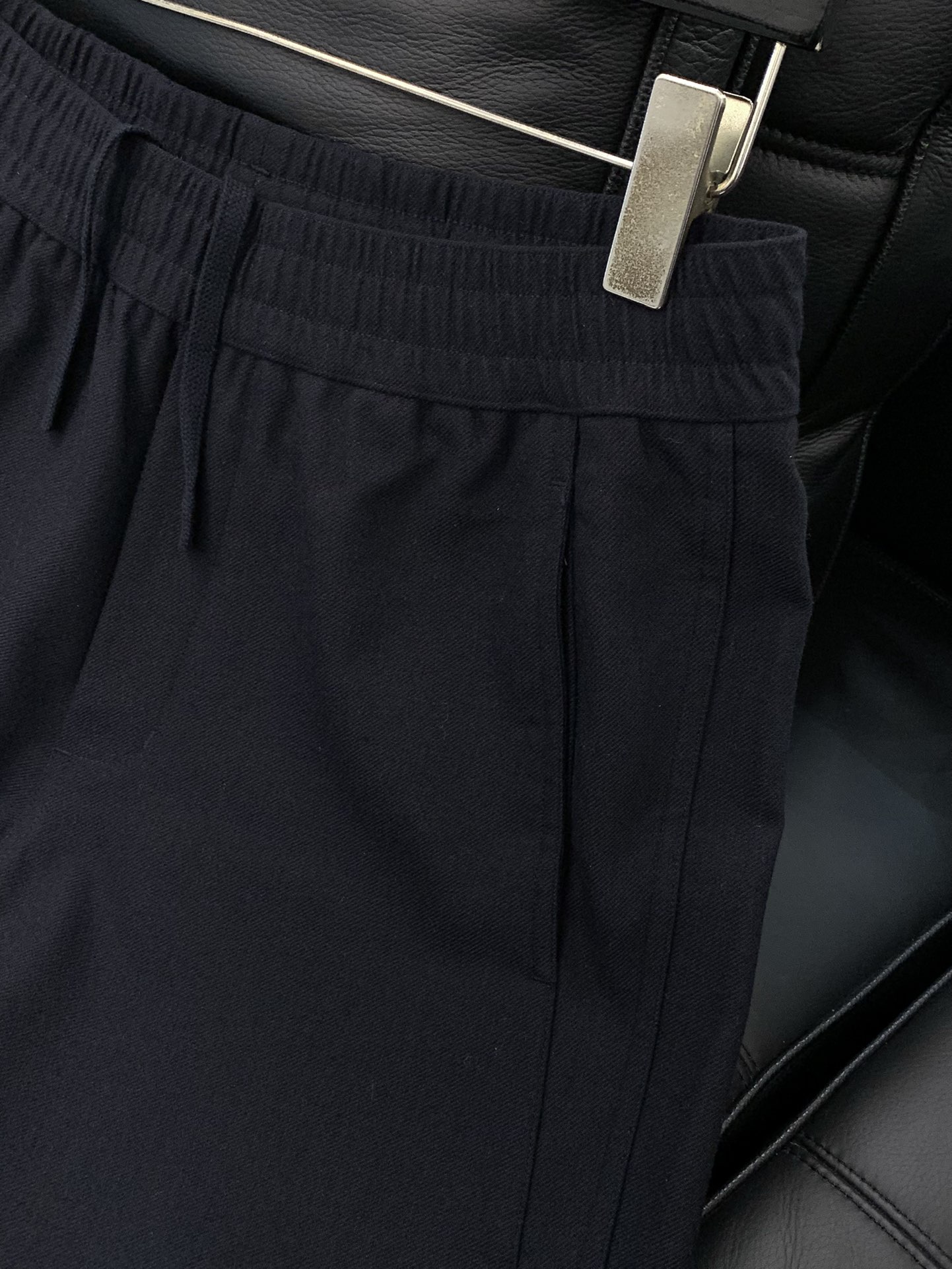 ，澳洲美丽奴羊毛宽松藏青色休闲裤材质 ，精选31%澳洲美丽奴绵羊毛，柔软亲肤、透气，搭配49.6%高密度