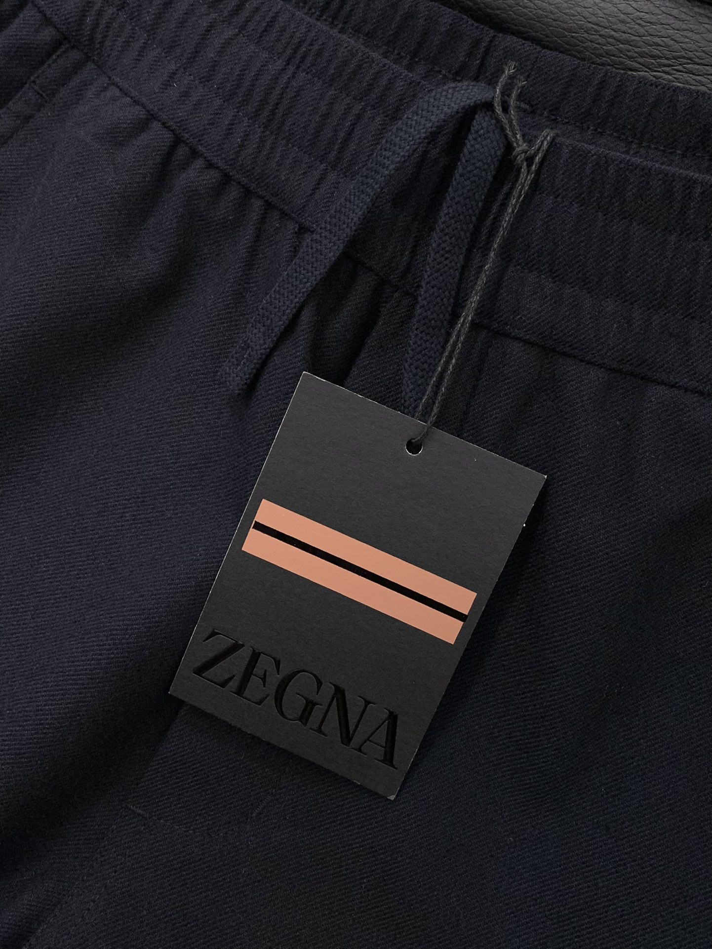 ，澳洲美丽奴羊毛宽松藏青色休闲裤材质 ，精选31%澳洲美丽奴绵羊毛，柔软亲肤、透气，搭配49.6%高密度