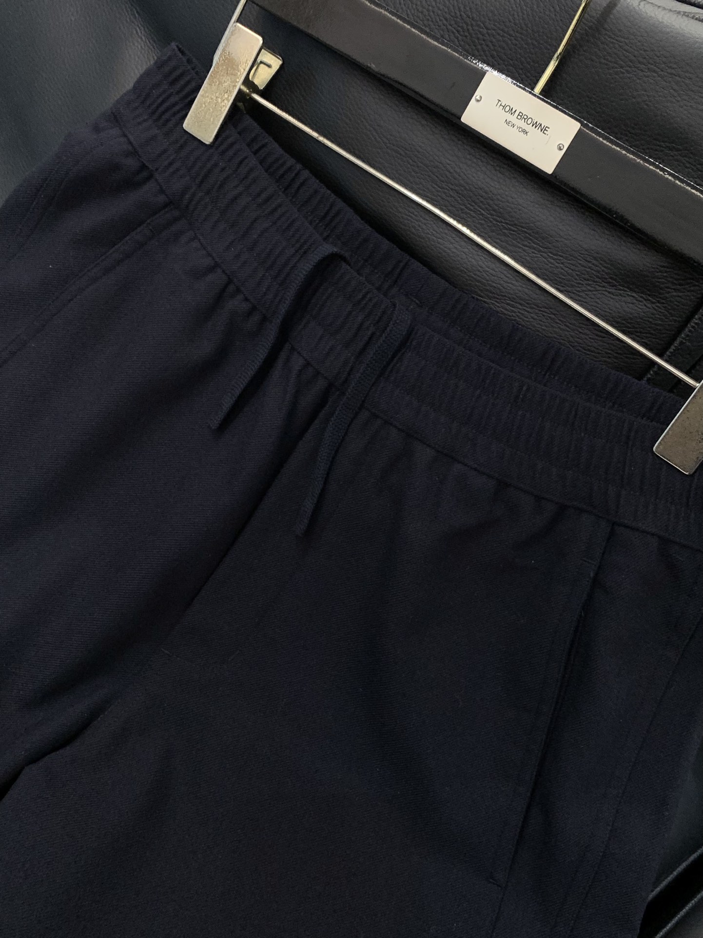 ，澳洲美丽奴羊毛宽松藏青色休闲裤材质 ，精选31%澳洲美丽奴绵羊毛，柔软亲肤、透气，搭配49.6%高密度