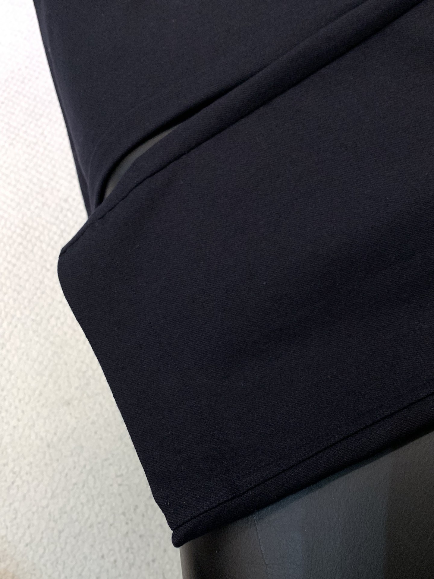 ，澳洲美丽奴羊毛宽松藏青色休闲裤材质 ，精选31%澳洲美丽奴绵羊毛，柔软亲肤、透气，搭配49.6%高密度