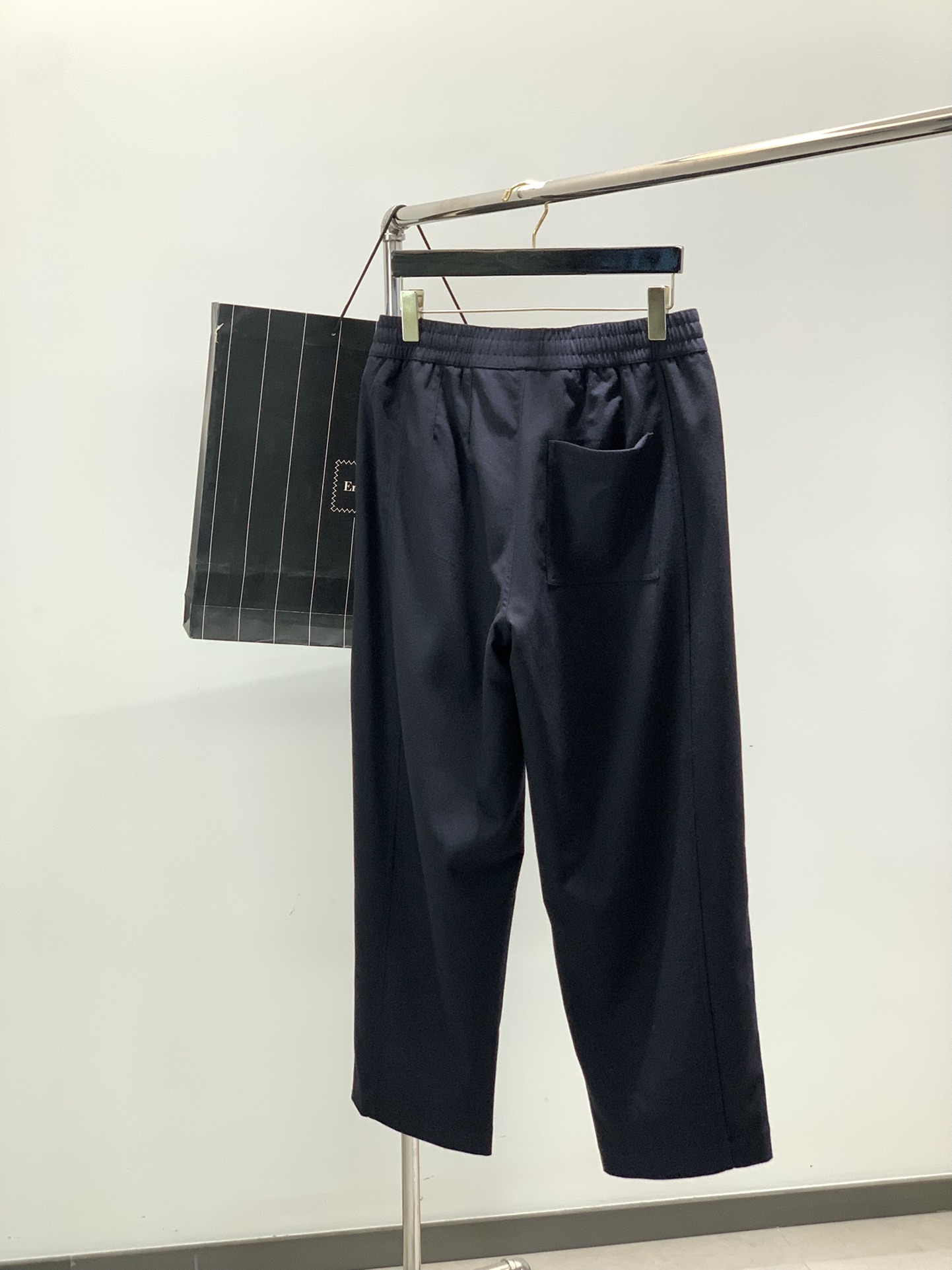 ，澳洲美丽奴羊毛宽松藏青色休闲裤材质 ，精选31%澳洲美丽奴绵羊毛，柔软亲肤、透气，搭配49.6%高密度