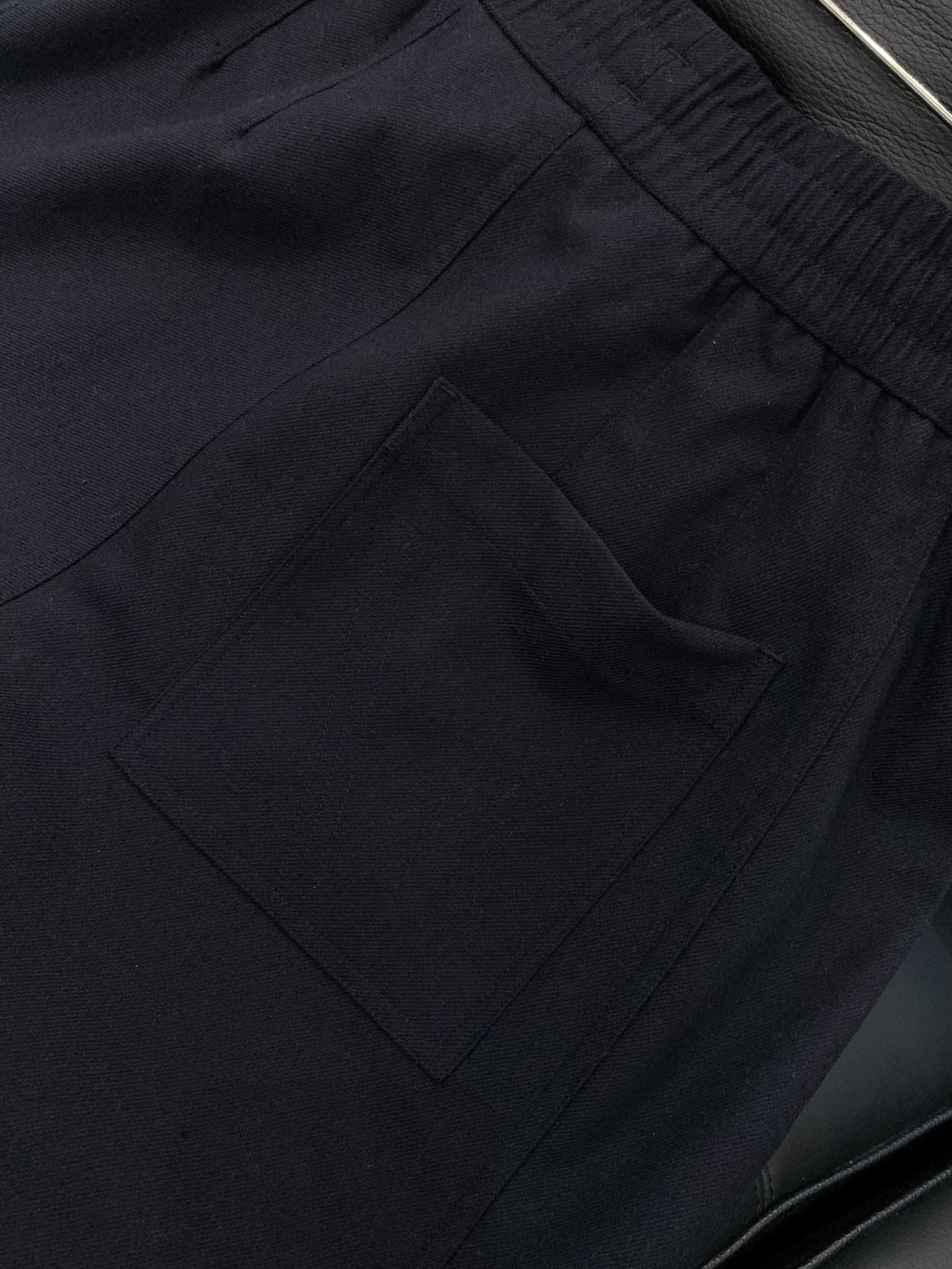 ，澳洲美丽奴羊毛宽松藏青色休闲裤材质 ，精选31%澳洲美丽奴绵羊毛，柔软亲肤、透气，搭配49.6%高密度