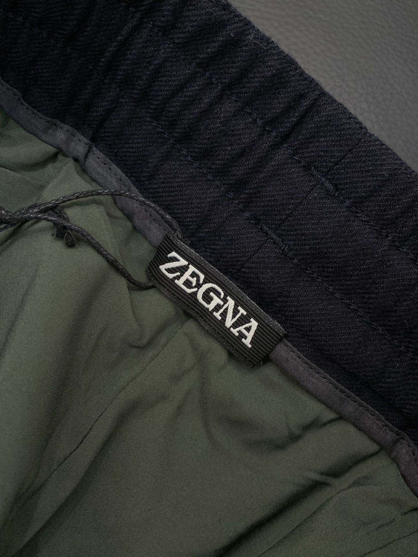 ，澳洲美丽奴羊毛宽松藏青色休闲裤材质 ，精选31%澳洲美丽奴绵羊毛，柔软亲肤、透气，搭配49.6%高密度