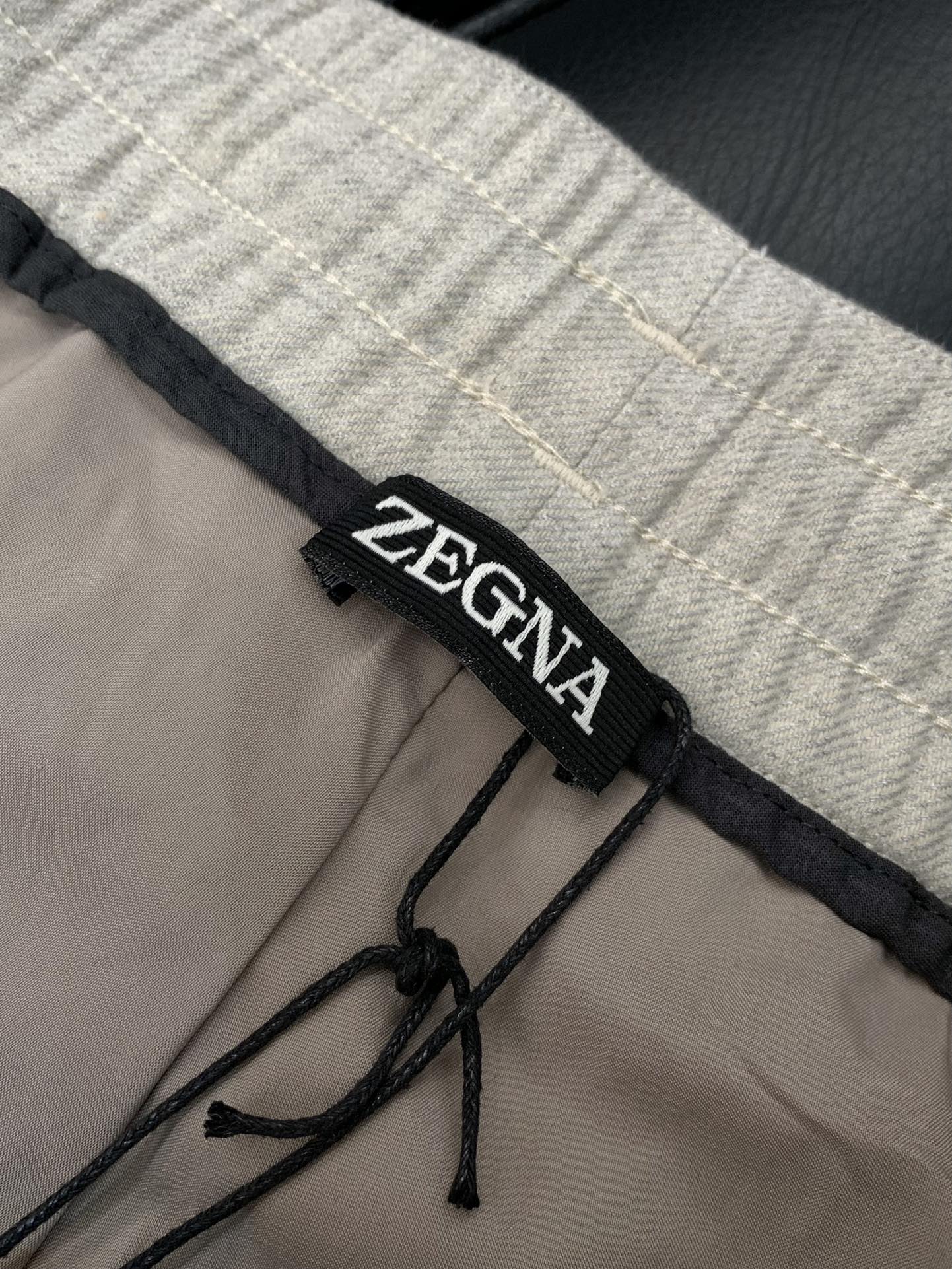 ，澳洲美丽奴羊毛宽松藏青色休闲裤材质 ，精选31%澳洲美丽奴绵羊毛，柔软亲肤、透气，搭配49.6%高密度