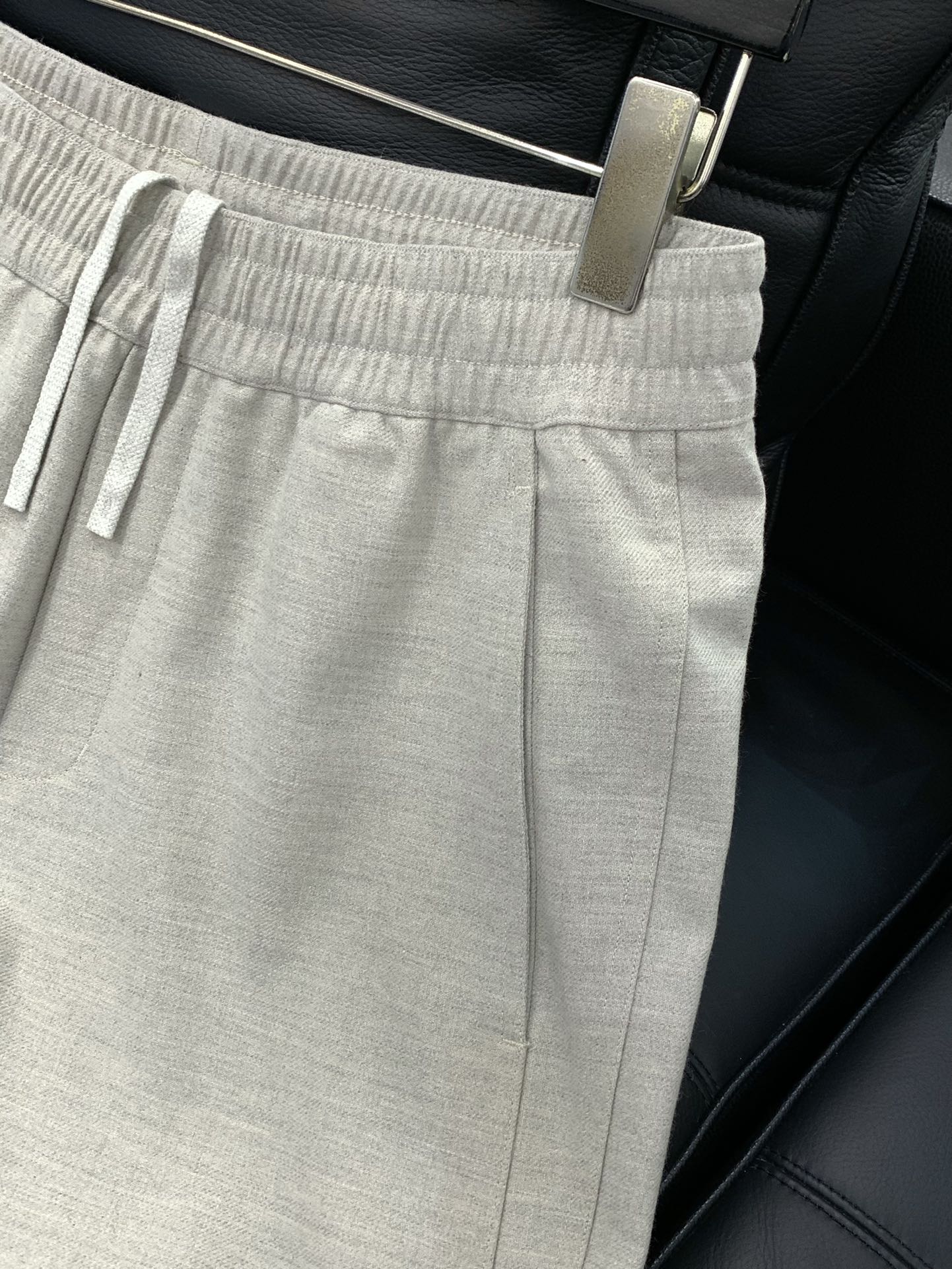 ，澳洲美丽奴羊毛宽松藏青色休闲裤材质 ，精选31%澳洲美丽奴绵羊毛，柔软亲肤、透气，搭配49.6%高密度