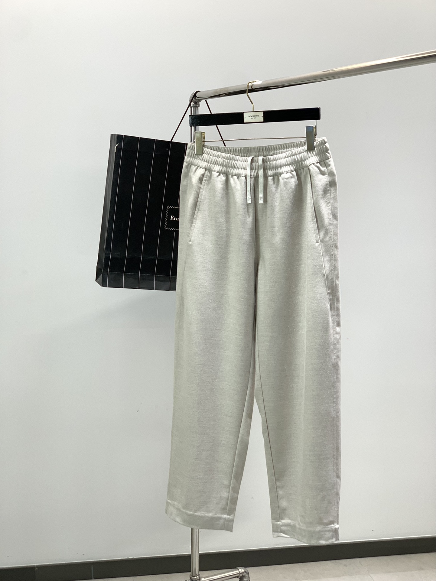 ，澳洲美丽奴羊毛宽松藏青色休闲裤材质 ，精选31%澳洲美丽奴绵羊毛，柔软亲肤、透气，搭配49.6%高密度