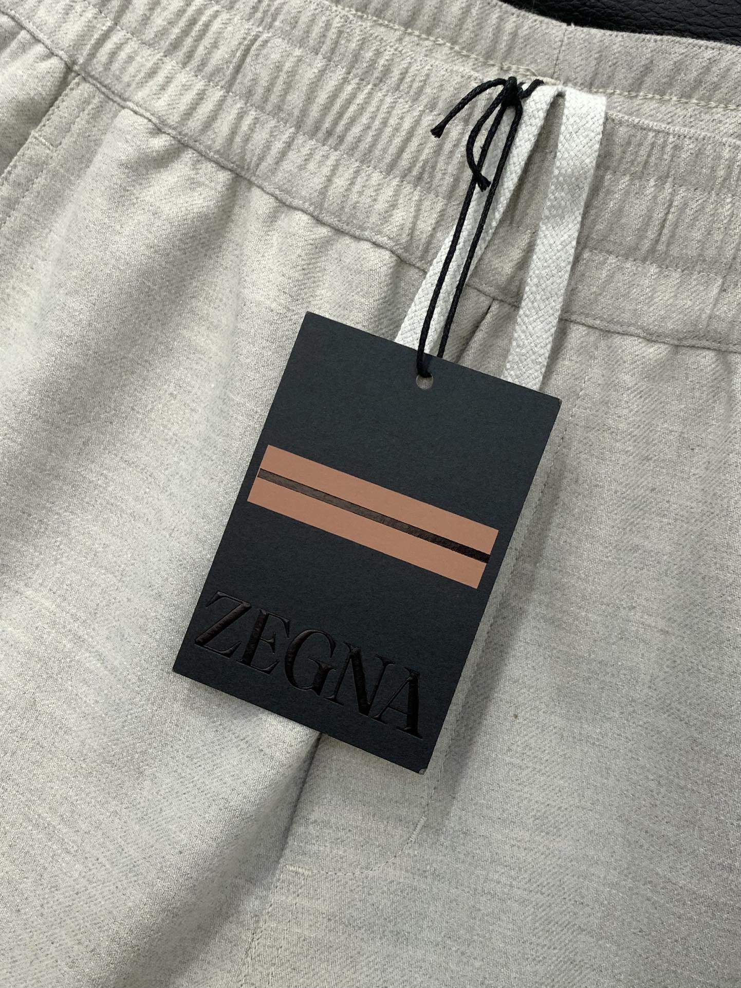 ，澳洲美丽奴羊毛宽松藏青色休闲裤材质 ，精选31%澳洲美丽奴绵羊毛，柔软亲肤、透气，搭配49.6%高密度