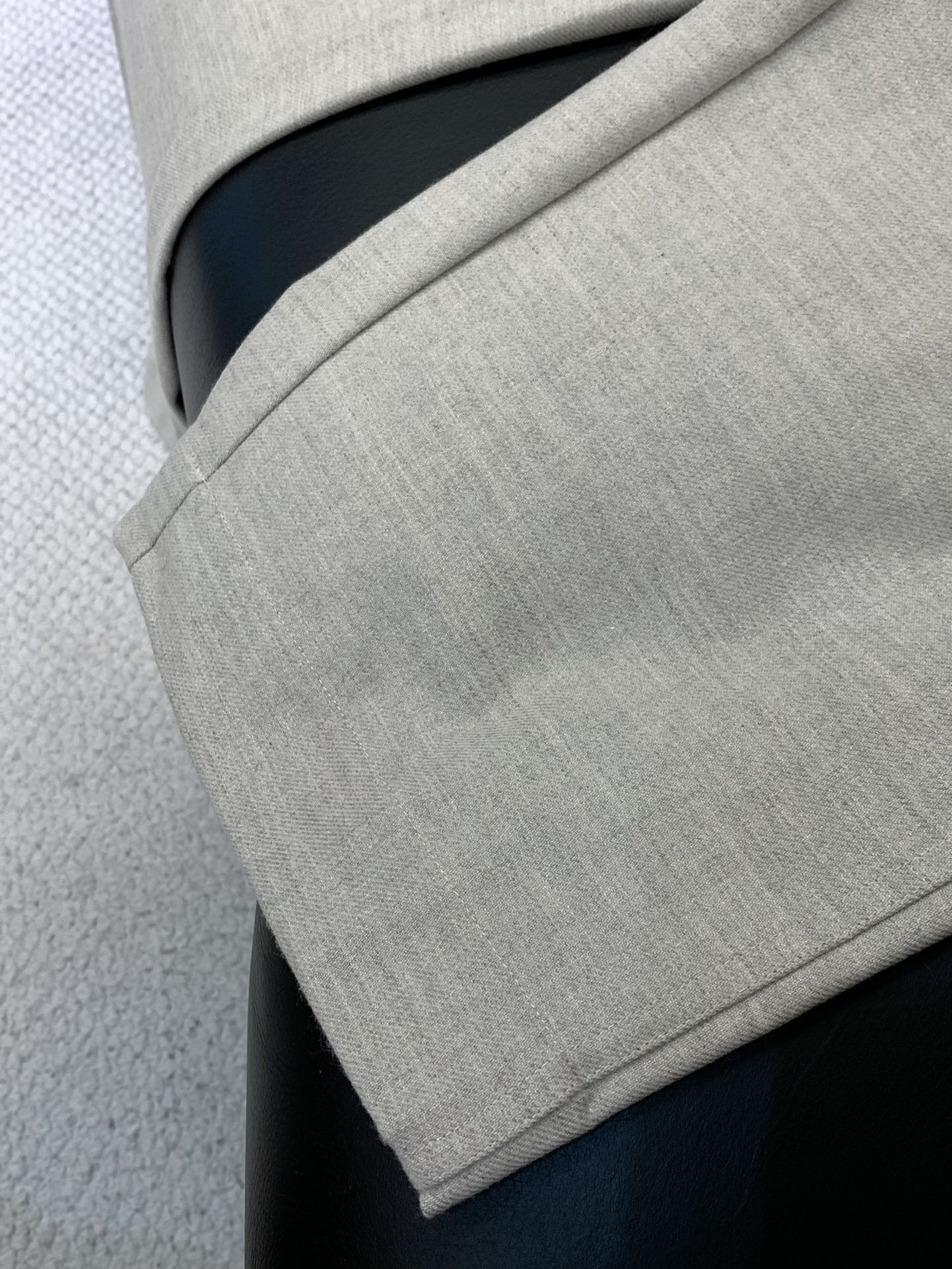 ，澳洲美丽奴羊毛宽松藏青色休闲裤材质 ，精选31%澳洲美丽奴绵羊毛，柔软亲肤、透气，搭配49.6%高密度