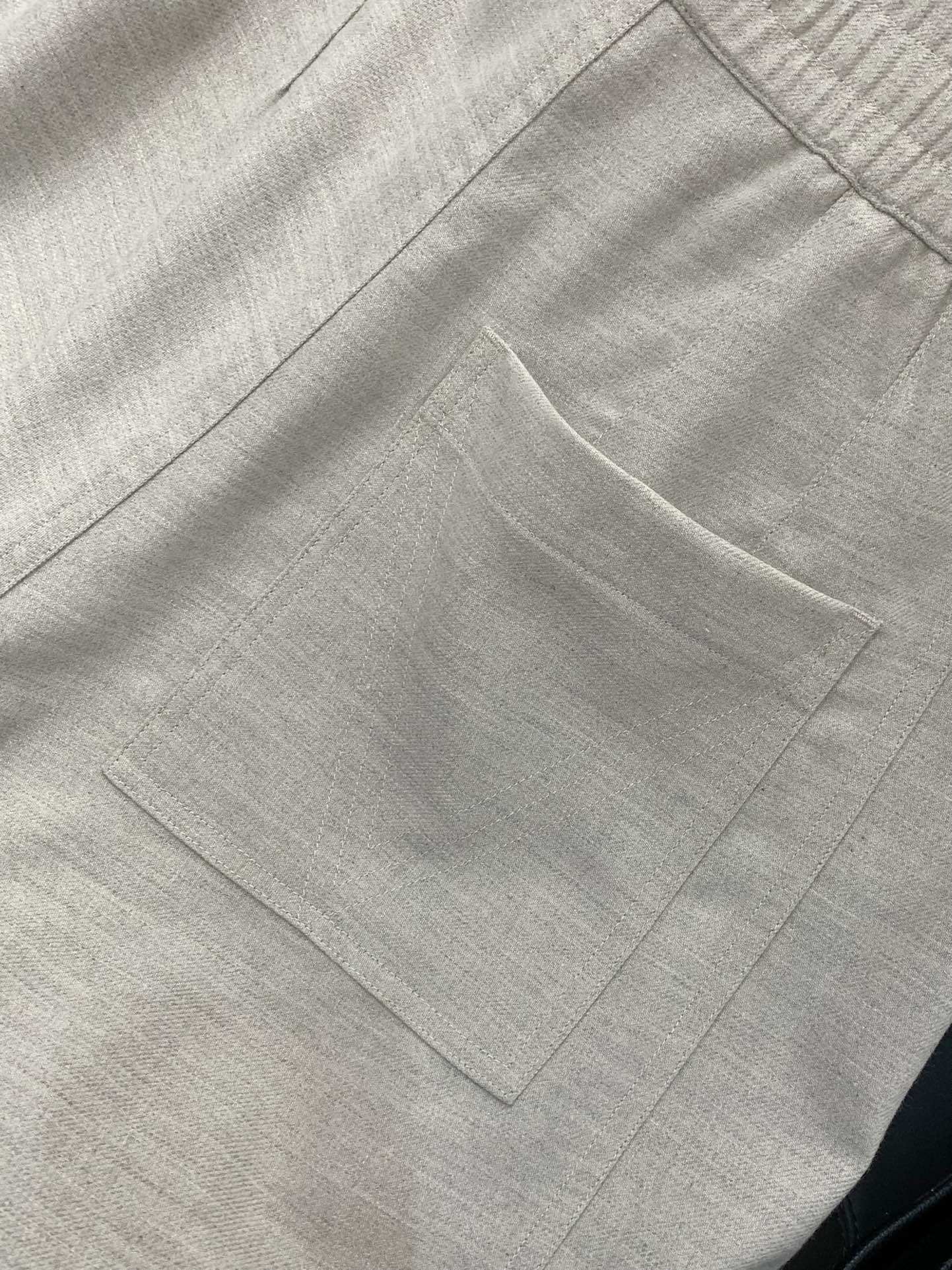 ，澳洲美丽奴羊毛宽松藏青色休闲裤材质 ，精选31%澳洲美丽奴绵羊毛，柔软亲肤、透气，搭配49.6%高密度