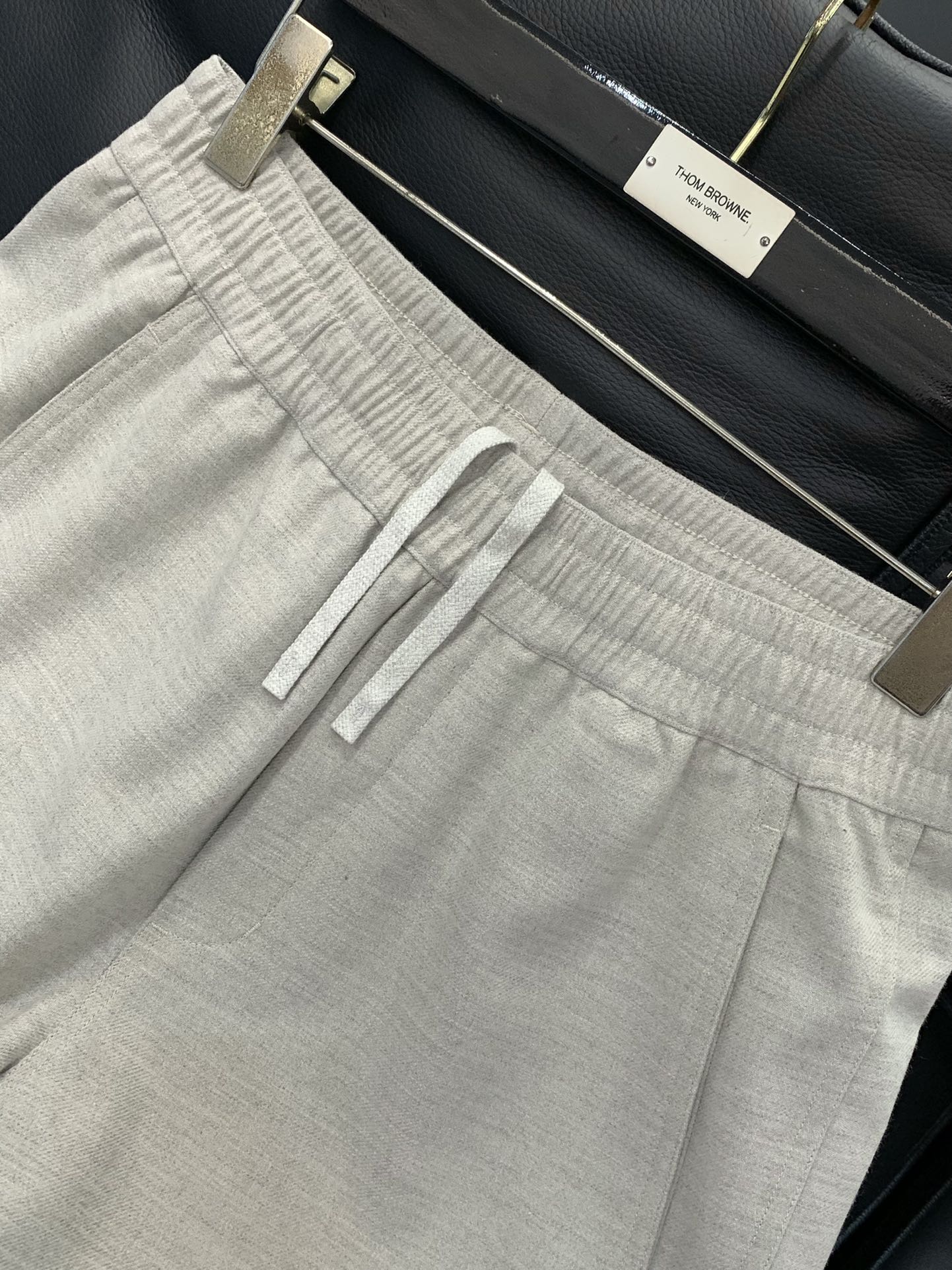 ，澳洲美丽奴羊毛宽松藏青色休闲裤材质 ，精选31%澳洲美丽奴绵羊毛，柔软亲肤、透气，搭配49.6%高密度