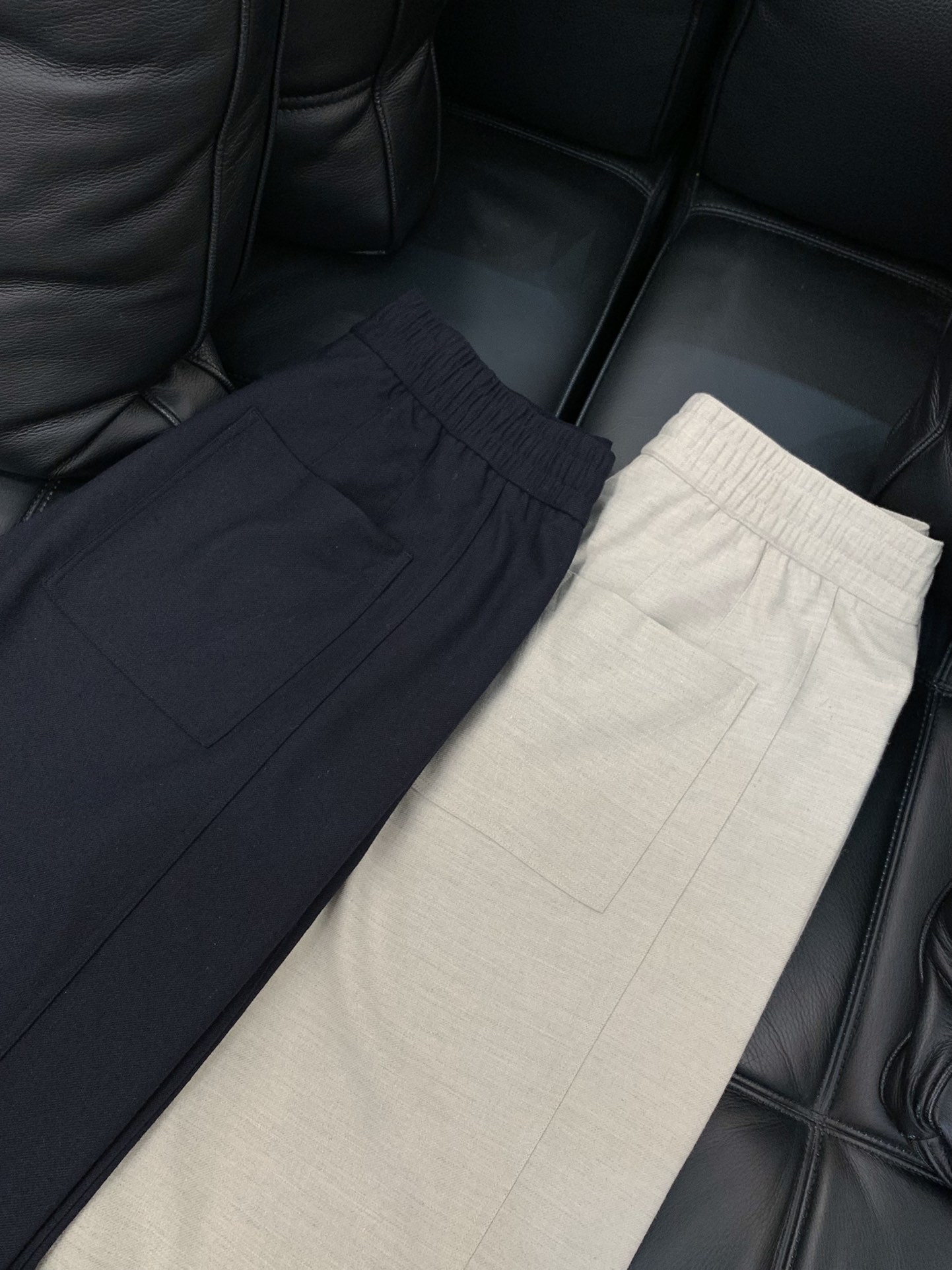 ，澳洲美丽奴羊毛宽松藏青色休闲裤材质 ，精选31%澳洲美丽奴绵羊毛，柔软亲肤、透气，搭配49.6%高密度