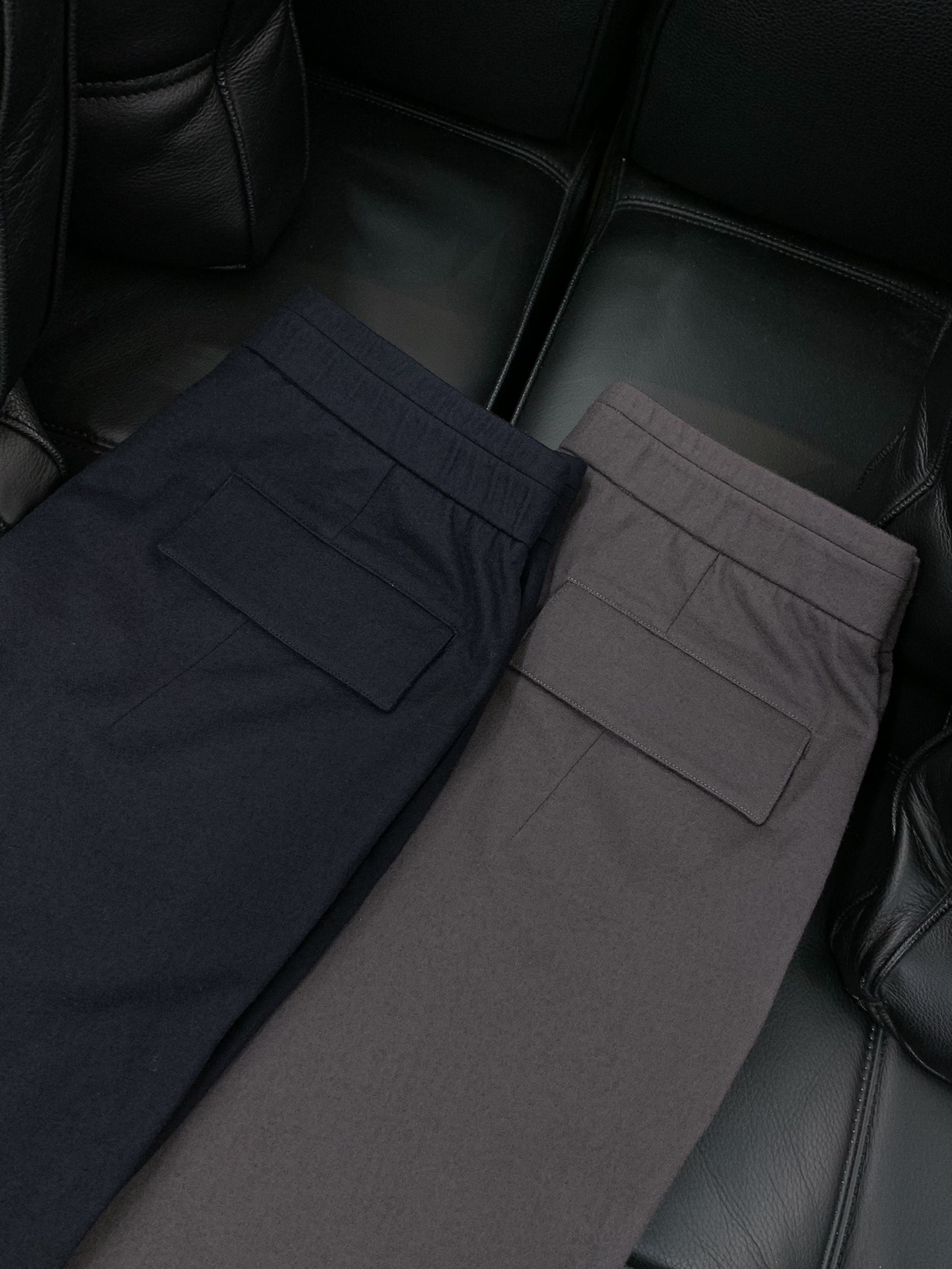 ，新款藏青色羊毛休闲裤面料成份:100%羊毛100%全羊毛强缩呢有极好的吸湿透气，保暖伸缩性；有着独特的