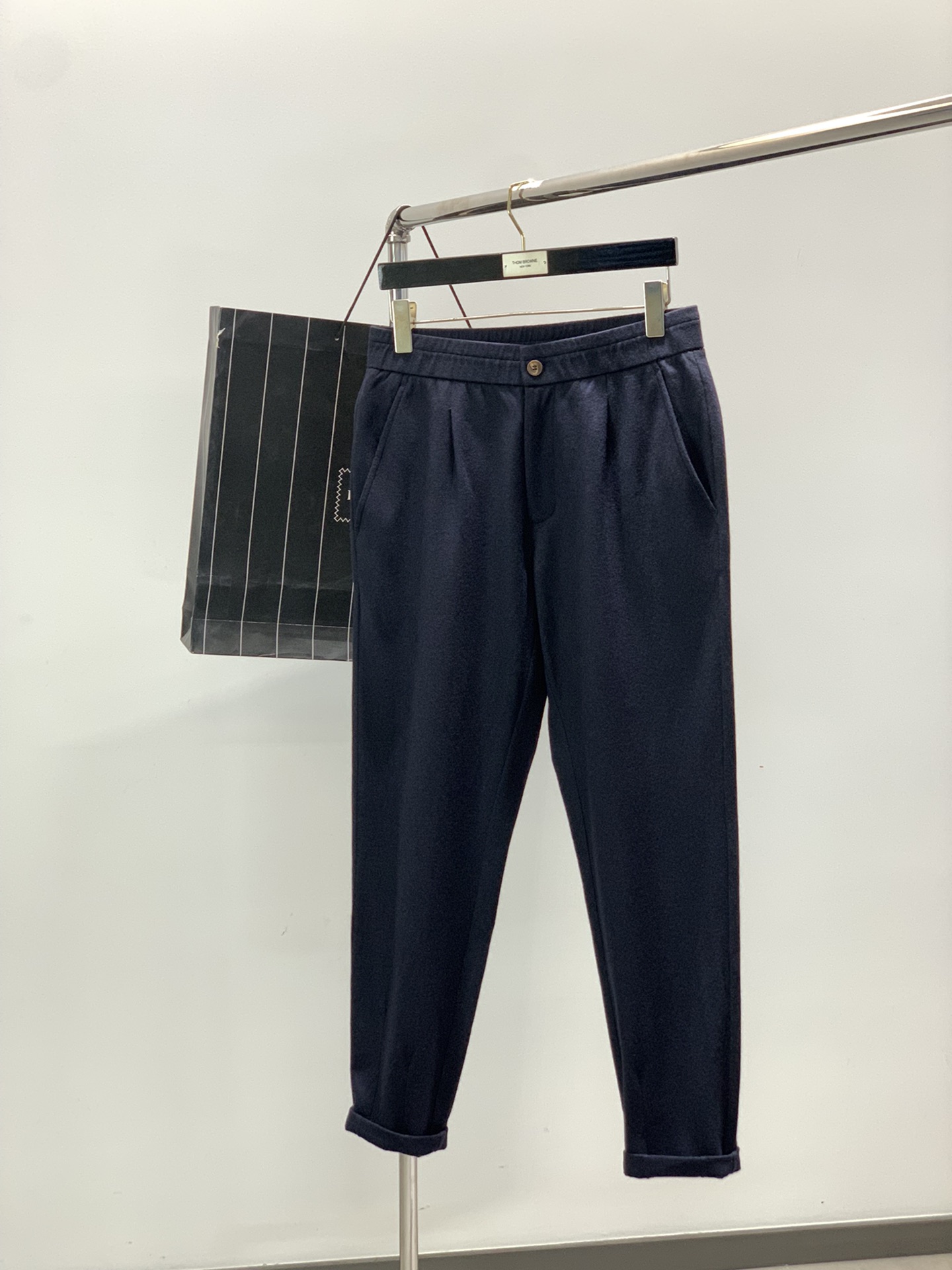 NO:646407,, new navy blue wool casual pants. Fabric composition: Wool. All-wool tweed has excellent moisture absorption, breathability, warmth and stretchability; has a unique grain texture, and feels extremely strong; compared with ordinary wool, the texture is tighter, the length of the wool is shortened, the strength is improved, and the elasticity and warmth are enhanced. The pleats on the trouser legs add rich layers; American pockets; Color: Navy Blue Magic Brown Size m-xxl Size pants length hip leg waist waist M  965333.538 L98 5534.540 XL 100 57 35.542 XXL102 59 36.544,, 19860909,新款藏青色羊毛休闲裤 面料成份:羊毛 全羊毛强缩呢有极好的吸湿透气,保暖伸缩性；有着独特的颗粒质感,摸上去手感极强；相比普通羊毛而言,质地更加紧密,羊毛的长度缩短,强力提高,弹性和保暖性得到增强.裤脚褶皱平添丰富层次；美式口袋； 颜色: 藏青色 魔法棕 尺码 m-xxl 尺码裤长臀围腿围腰围 M 965333.538 L98 5534.540 XL 100 57 35.542 XXL102 59 36.544,, ,Men's clothing