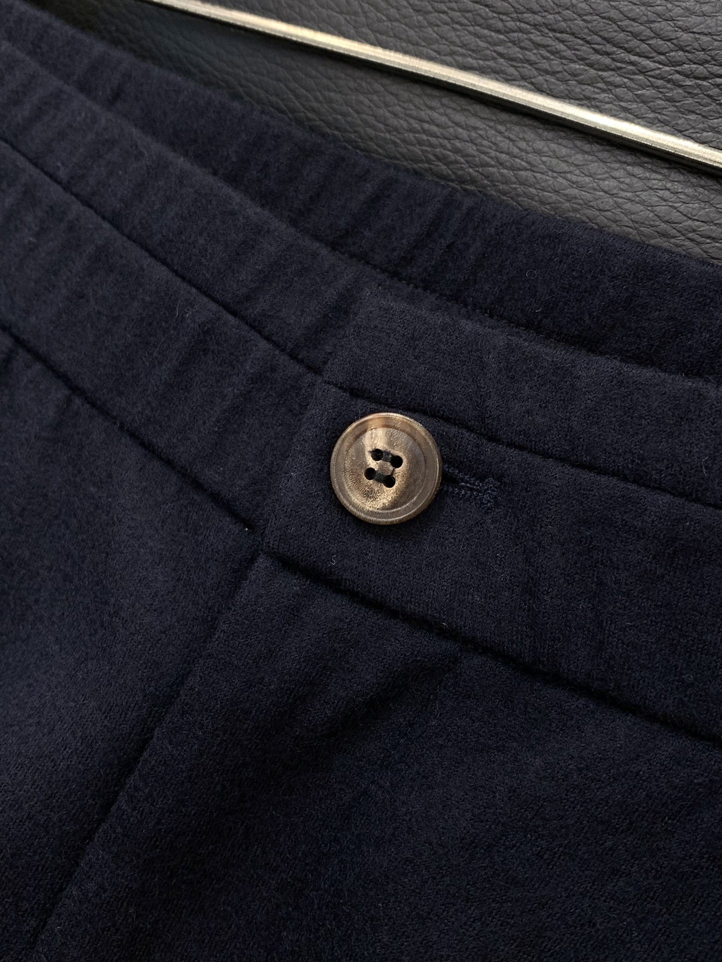 ，新款藏青色羊毛休闲裤面料成份:100%羊毛100%全羊毛强缩呢有极好的吸湿透气，保暖伸缩性；有着独特的