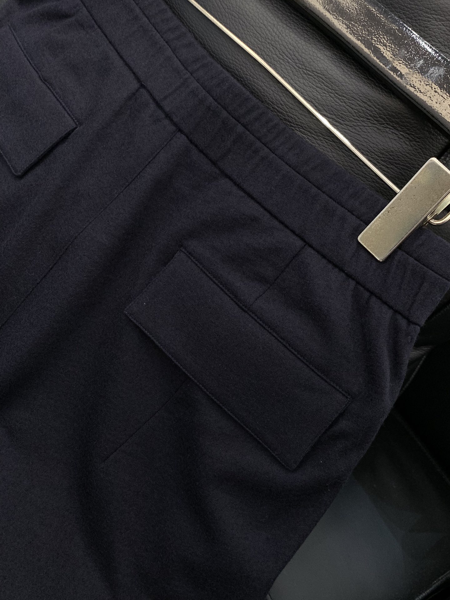 ，新款藏青色羊毛休闲裤面料成份:100%羊毛100%全羊毛强缩呢有极好的吸湿透气，保暖伸缩性；有着独特的