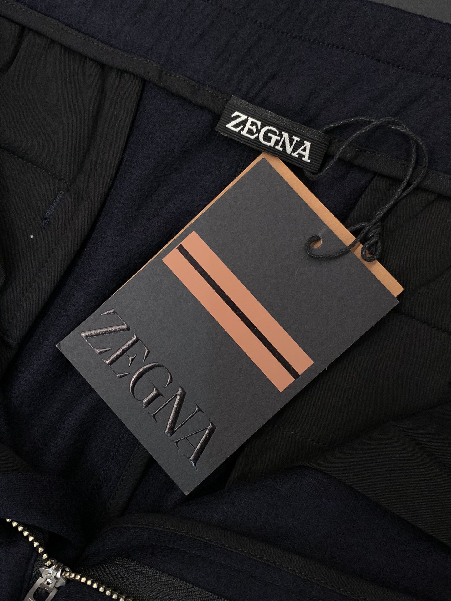 ，新款藏青色羊毛休闲裤面料成份:100%羊毛100%全羊毛强缩呢有极好的吸湿透气，保暖伸缩性；有着独特的