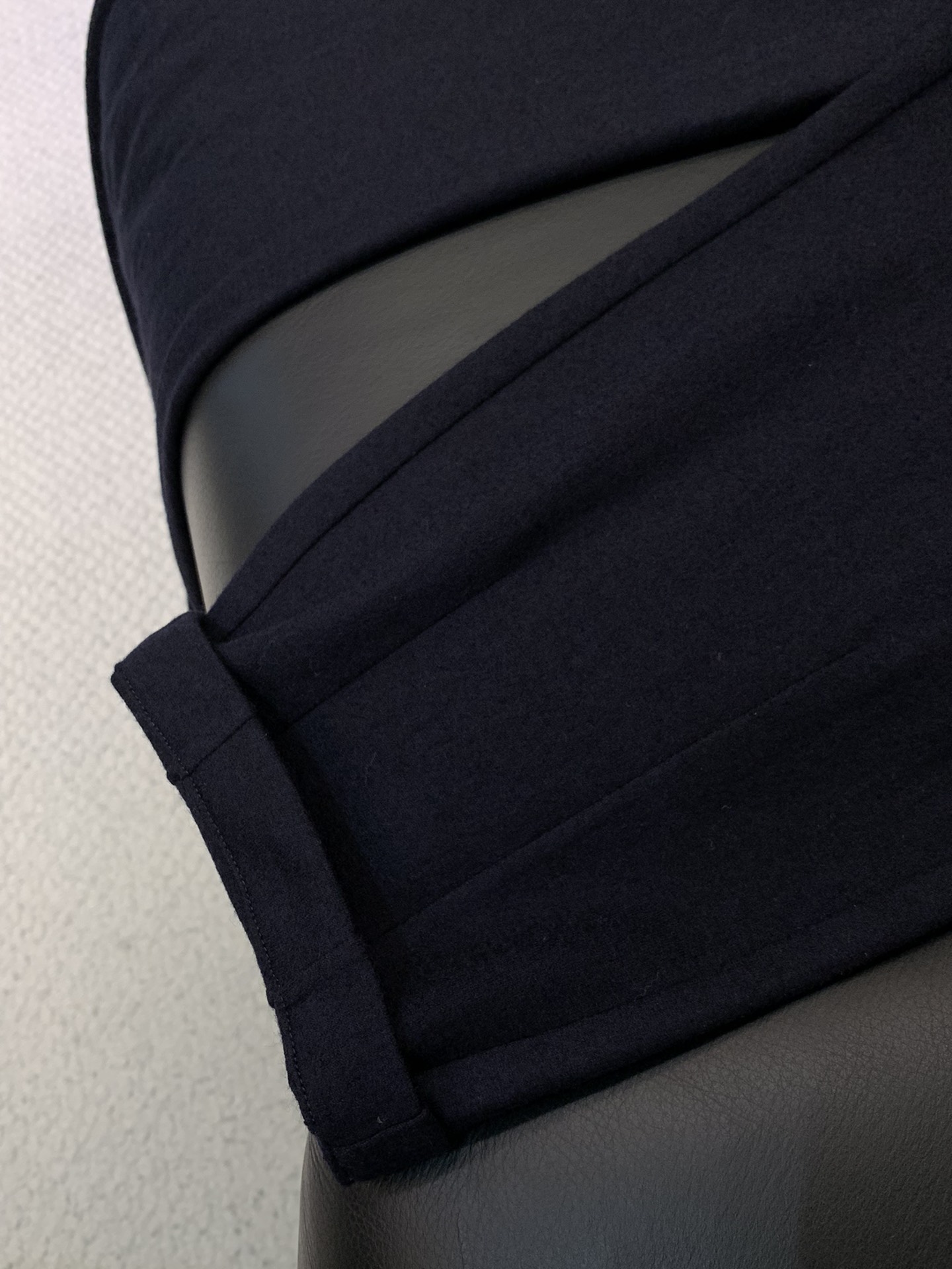 ，新款藏青色羊毛休闲裤面料成份:100%羊毛100%全羊毛强缩呢有极好的吸湿透气，保暖伸缩性；有着独特的