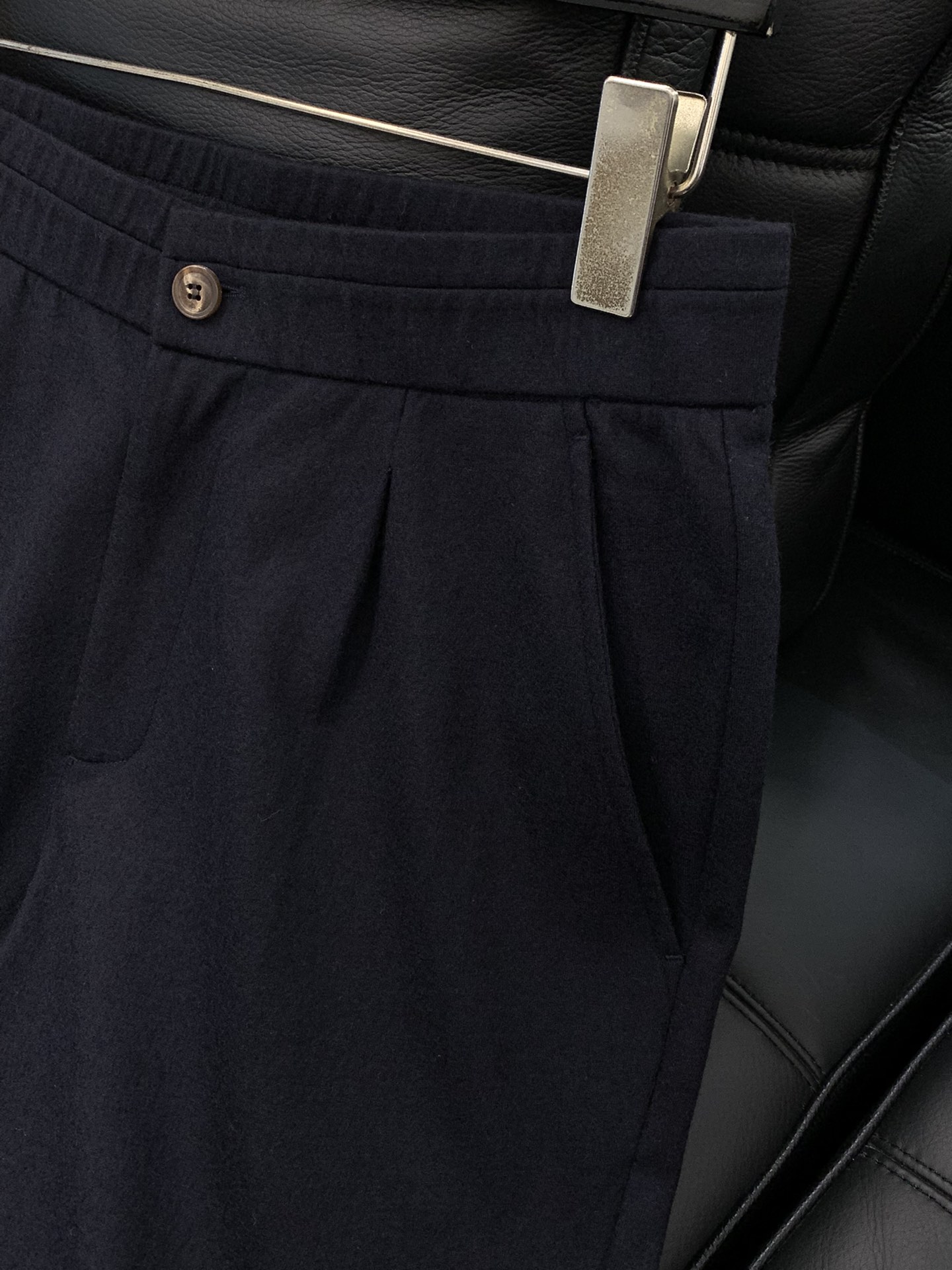 ，新款藏青色羊毛休闲裤面料成份:100%羊毛100%全羊毛强缩呢有极好的吸湿透气，保暖伸缩性；有着独特的