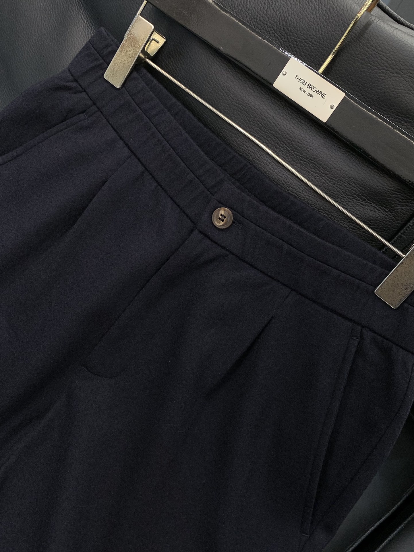 ，新款藏青色羊毛休闲裤面料成份:100%羊毛100%全羊毛强缩呢有极好的吸湿透气，保暖伸缩性；有着独特的