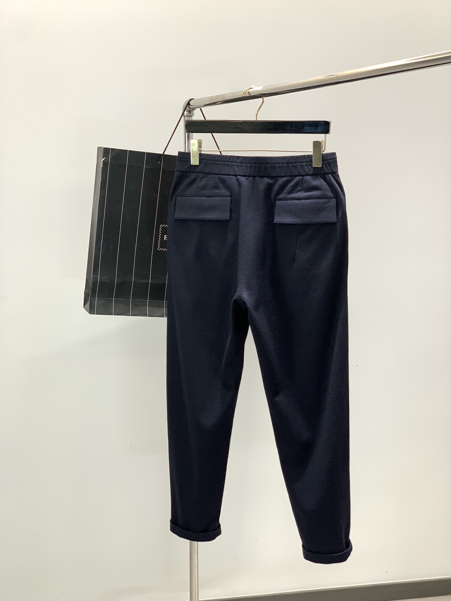 ，新款藏青色羊毛休闲裤面料成份:100%羊毛100%全羊毛强缩呢有极好的吸湿透气，保暖伸缩性；有着独特的