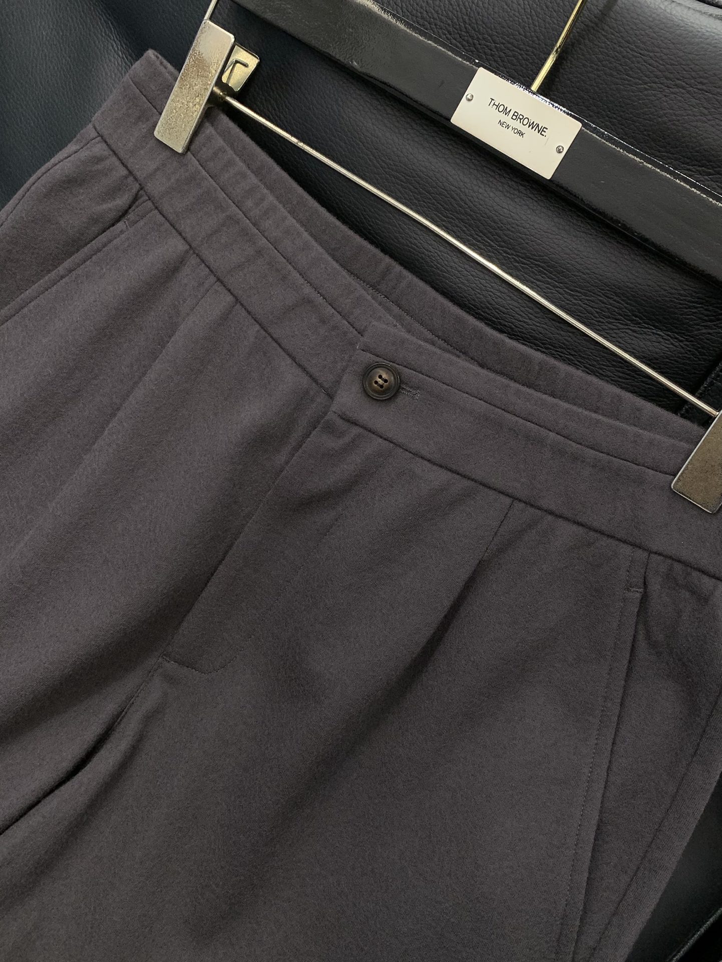 ，新款藏青色羊毛休闲裤面料成份:100%羊毛100%全羊毛强缩呢有极好的吸湿透气，保暖伸缩性；有着独特的