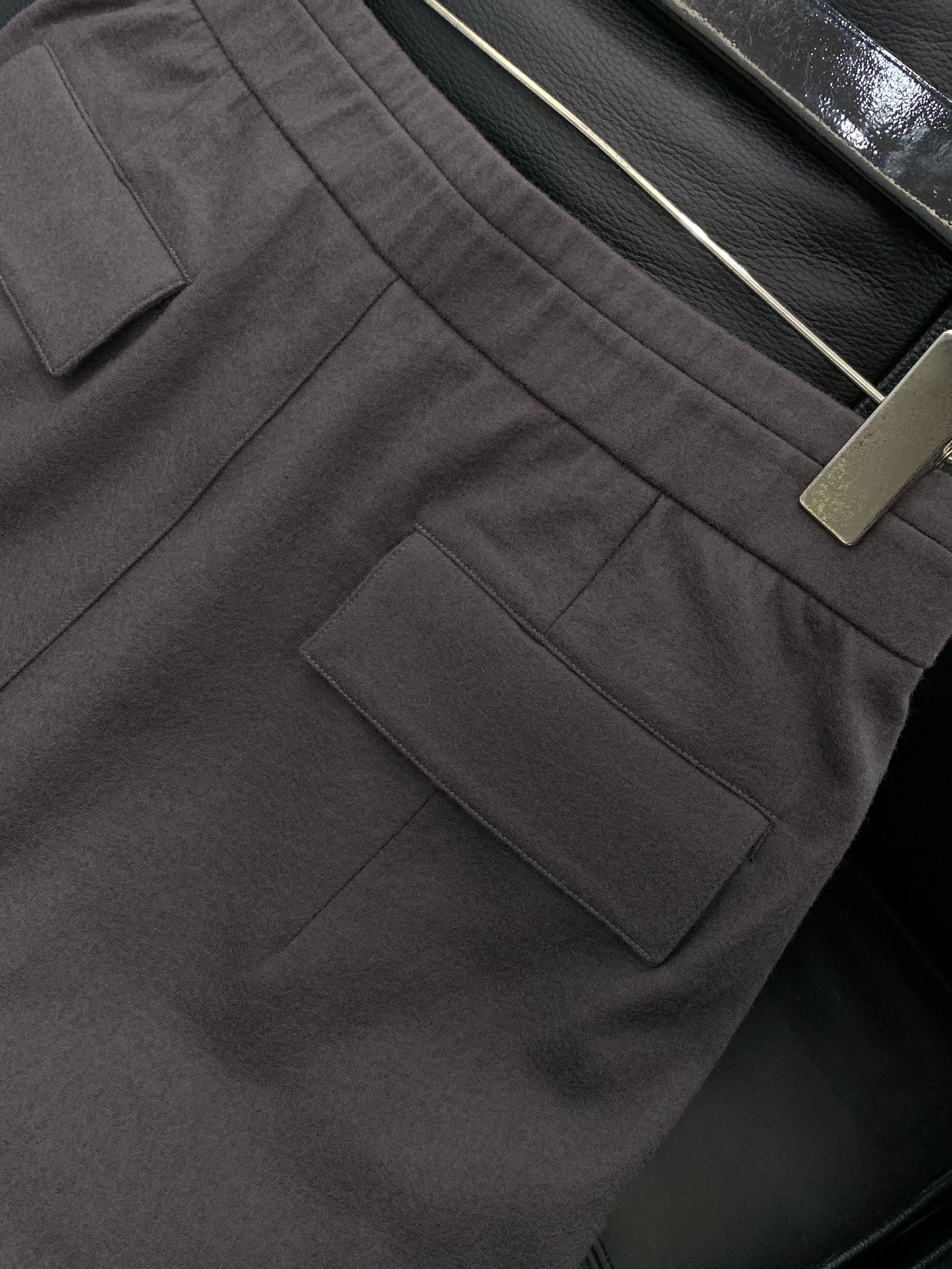 ，新款藏青色羊毛休闲裤面料成份:100%羊毛100%全羊毛强缩呢有极好的吸湿透气，保暖伸缩性；有着独特的