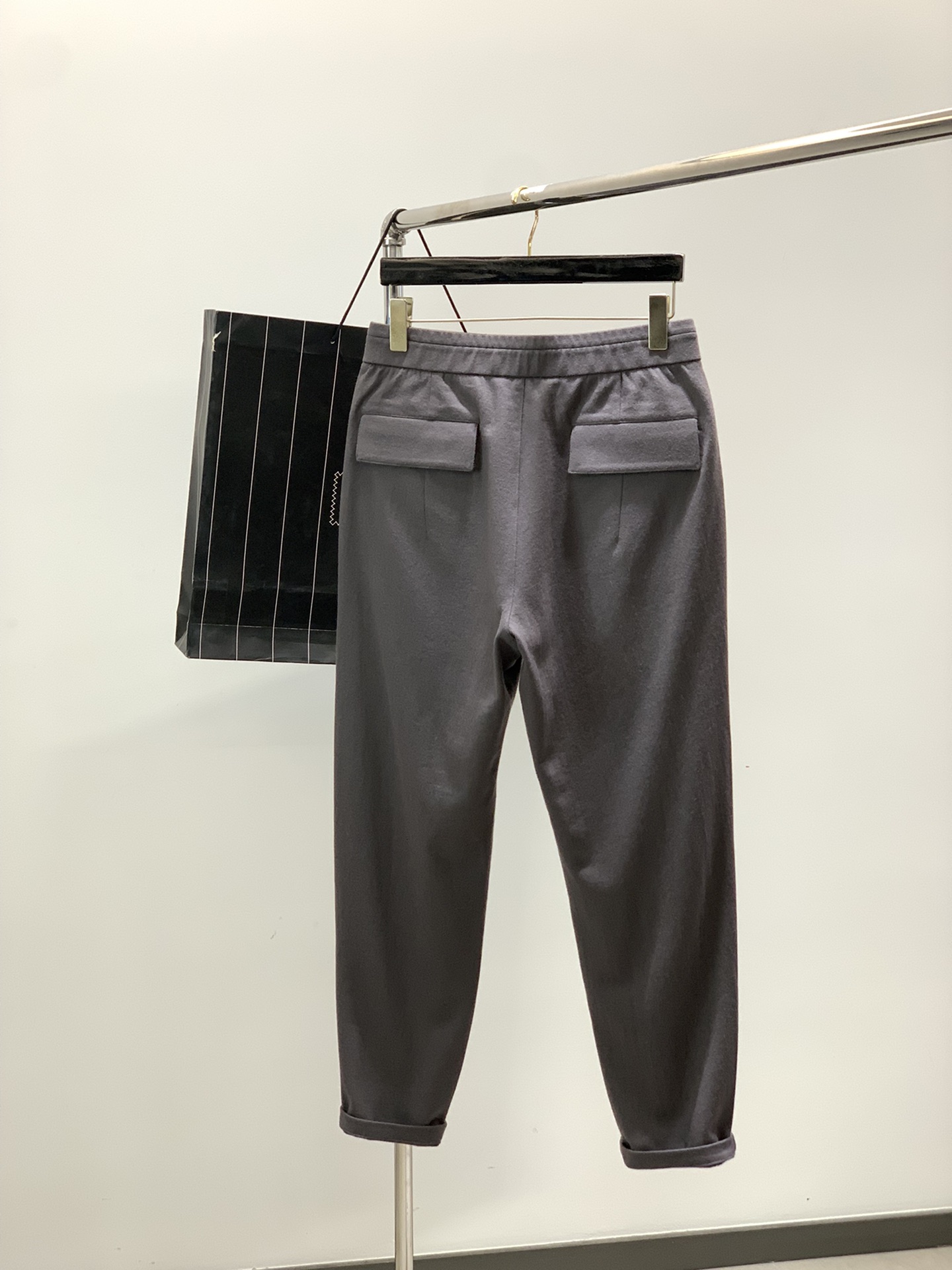 ，新款藏青色羊毛休闲裤面料成份:100%羊毛100%全羊毛强缩呢有极好的吸湿透气，保暖伸缩性；有着独特的