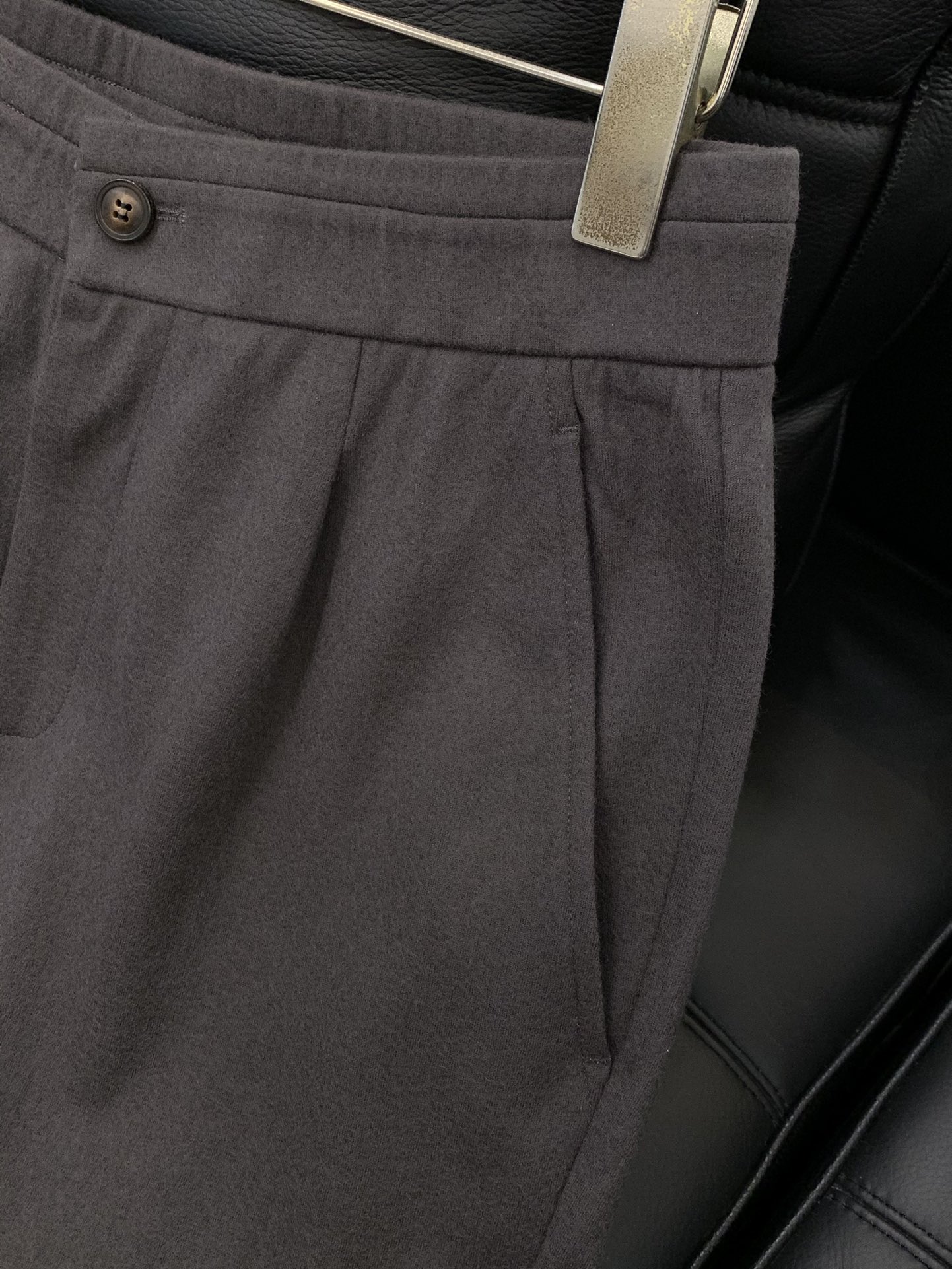 ，新款藏青色羊毛休闲裤面料成份:100%羊毛100%全羊毛强缩呢有极好的吸湿透气，保暖伸缩性；有着独特的