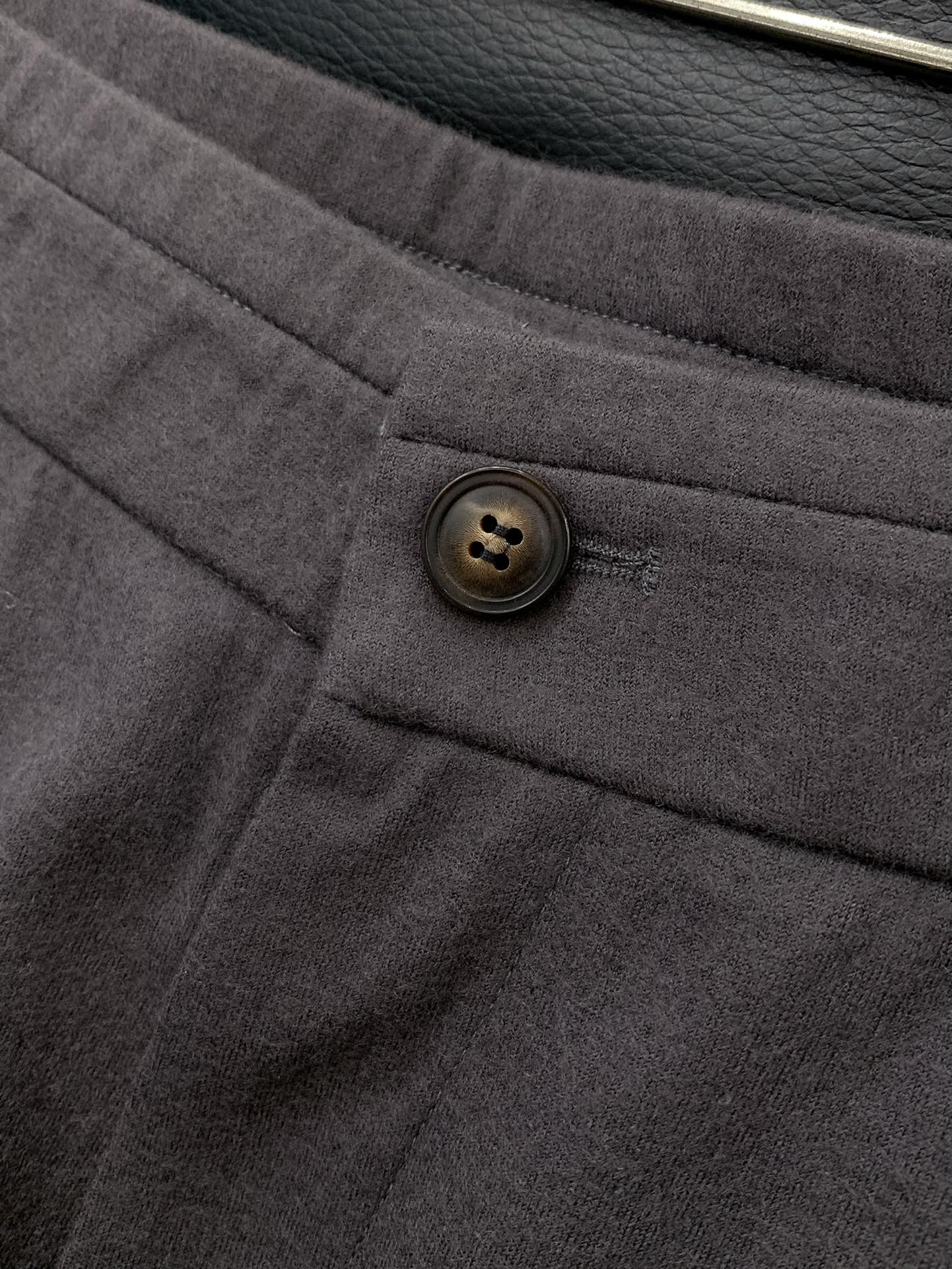 ，新款藏青色羊毛休闲裤面料成份:100%羊毛100%全羊毛强缩呢有极好的吸湿透气，保暖伸缩性；有着独特的