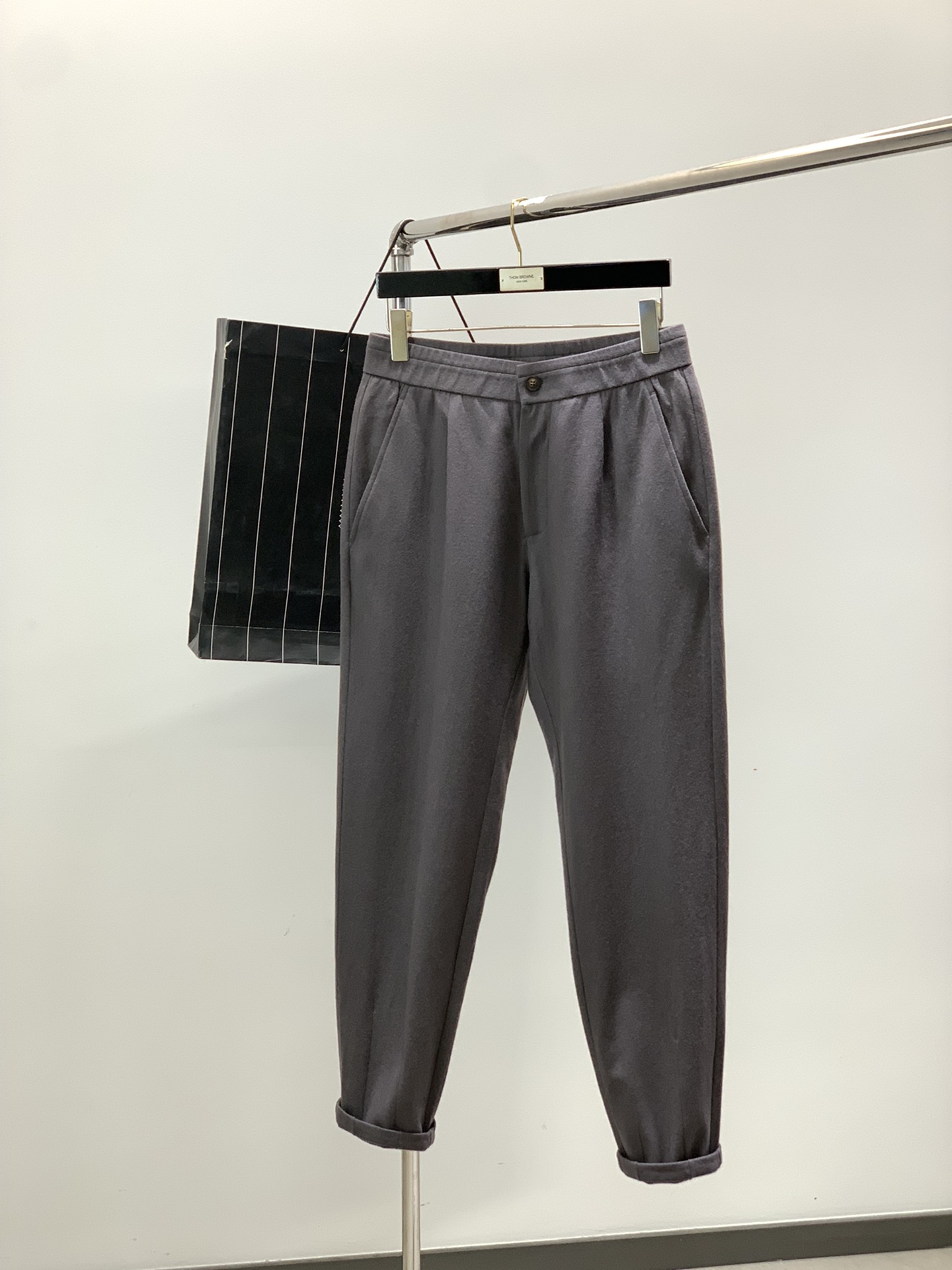 ，新款藏青色羊毛休闲裤面料成份:100%羊毛100%全羊毛强缩呢有极好的吸湿透气，保暖伸缩性；有着独特的