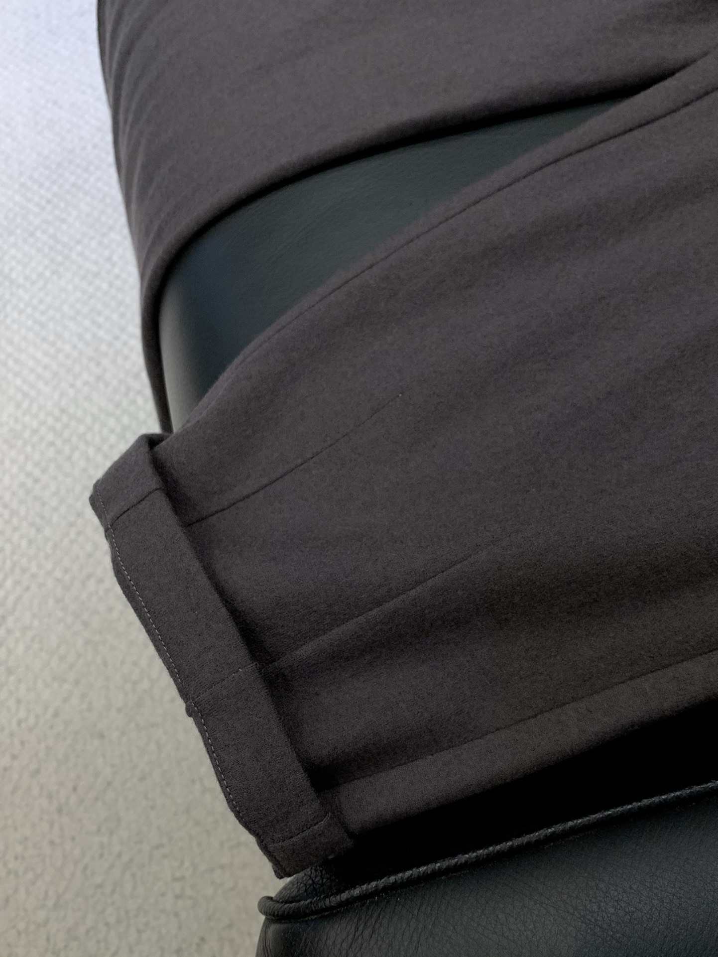 ，新款藏青色羊毛休闲裤面料成份:100%羊毛100%全羊毛强缩呢有极好的吸湿透气，保暖伸缩性；有着独特的