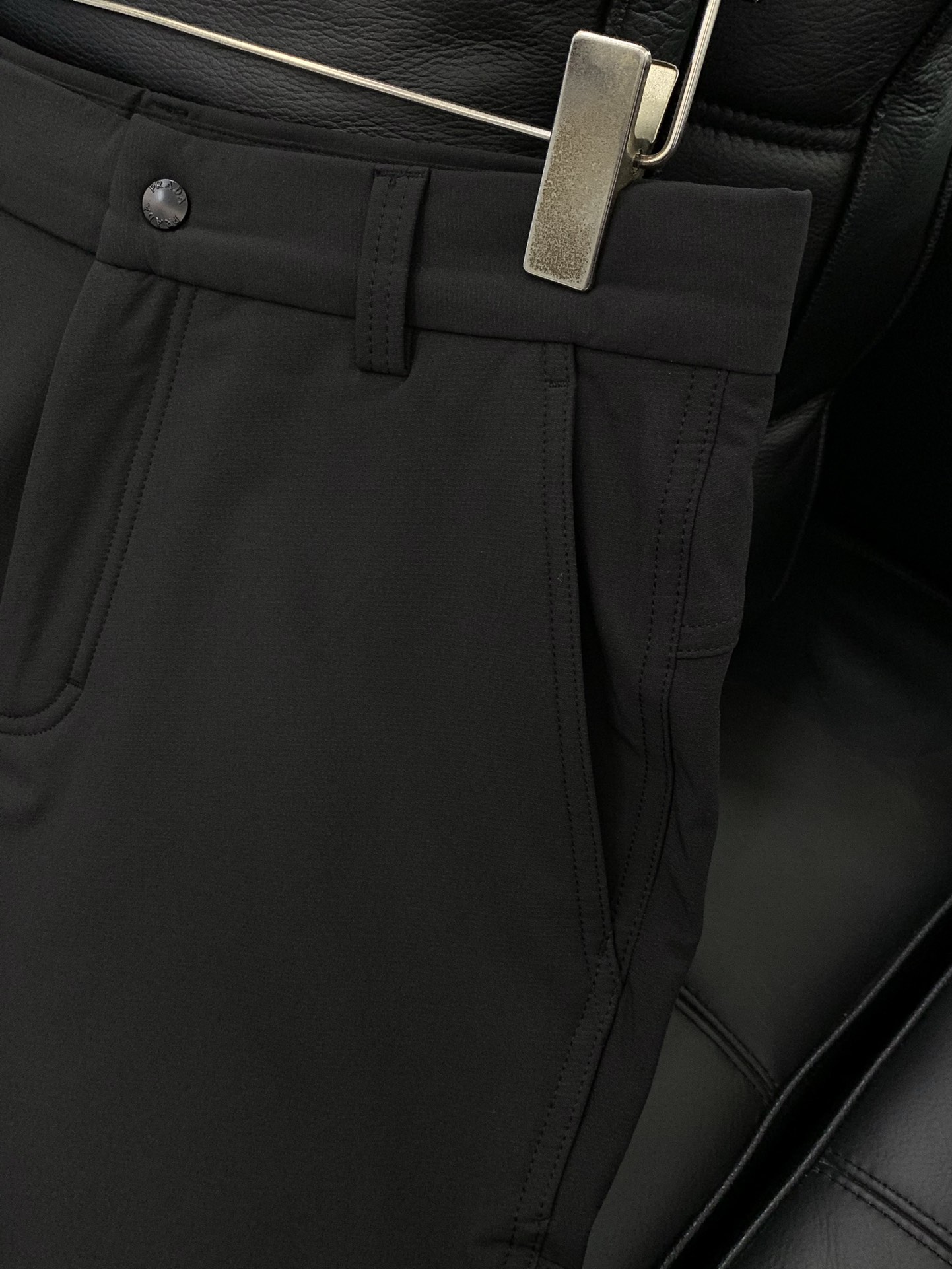 ，普拉达 2025秋冬🆕Pr*da Milano标识时尚贴袋加绒休闲裤 极为出众的功能性时尚感,休闲都市