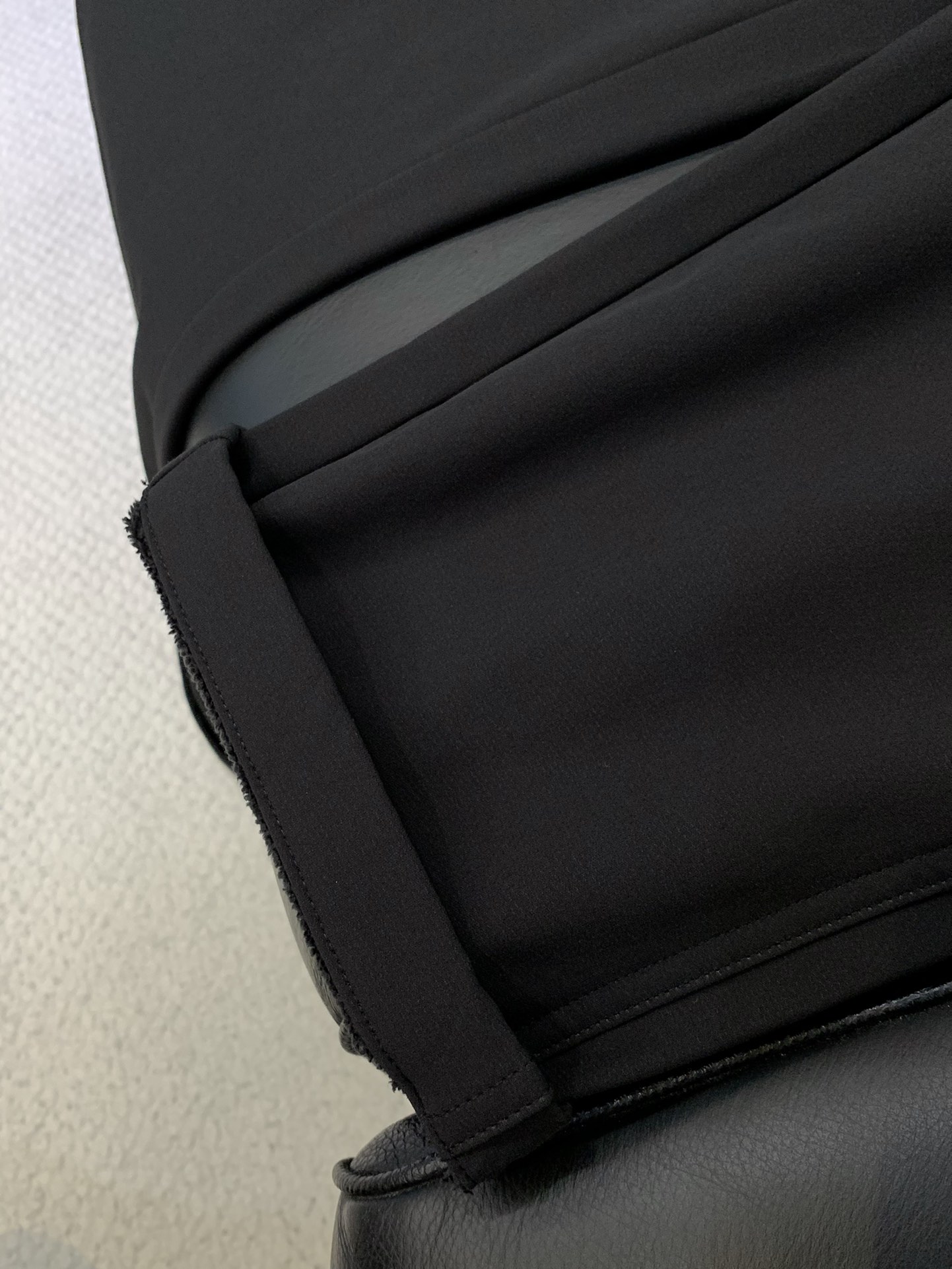 ，普拉达 2025秋冬🆕Pr*da Milano标识时尚贴袋加绒休闲裤 极为出众的功能性时尚感,休闲都市