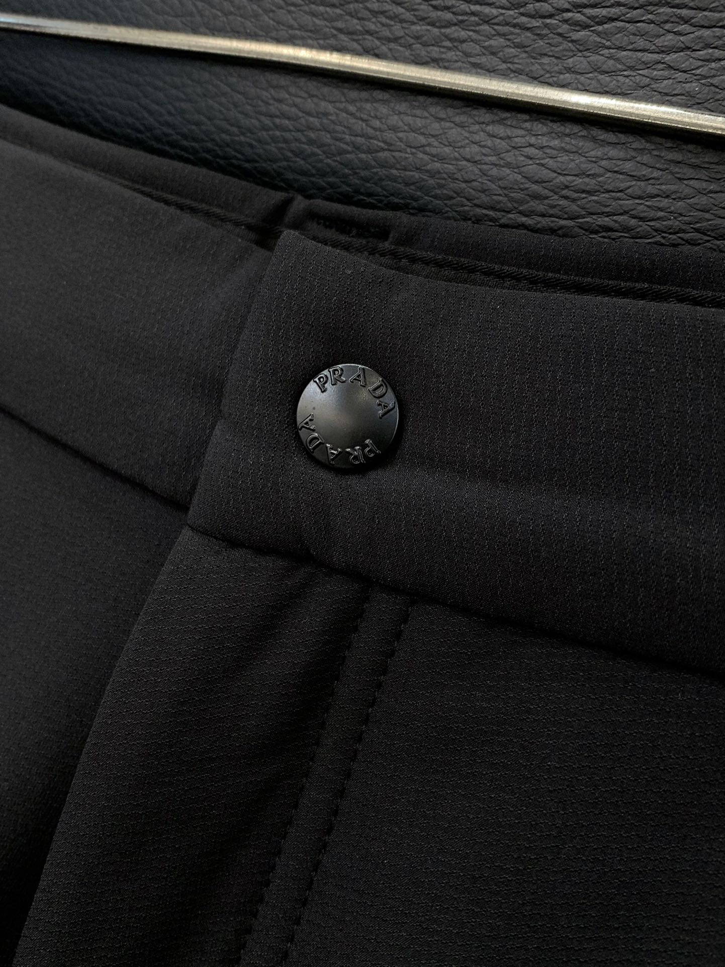 ，普拉达 2025秋冬🆕Pr*da Milano标识时尚贴袋加绒休闲裤 极为出众的功能性时尚感,休闲都市