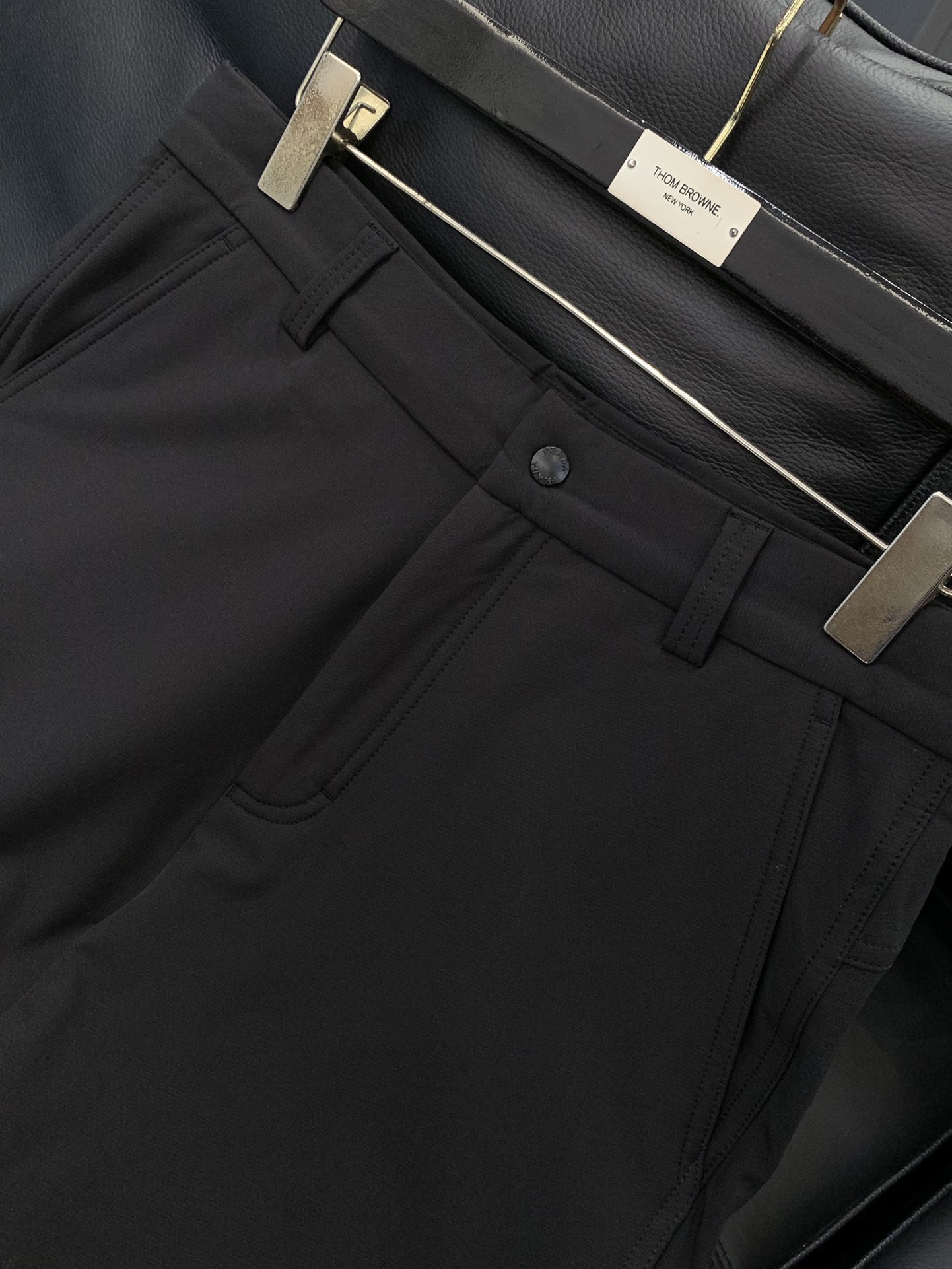 ，普拉达 2025秋冬🆕Pr*da Milano标识时尚贴袋加绒休闲裤 极为出众的功能性时尚感,休闲都市